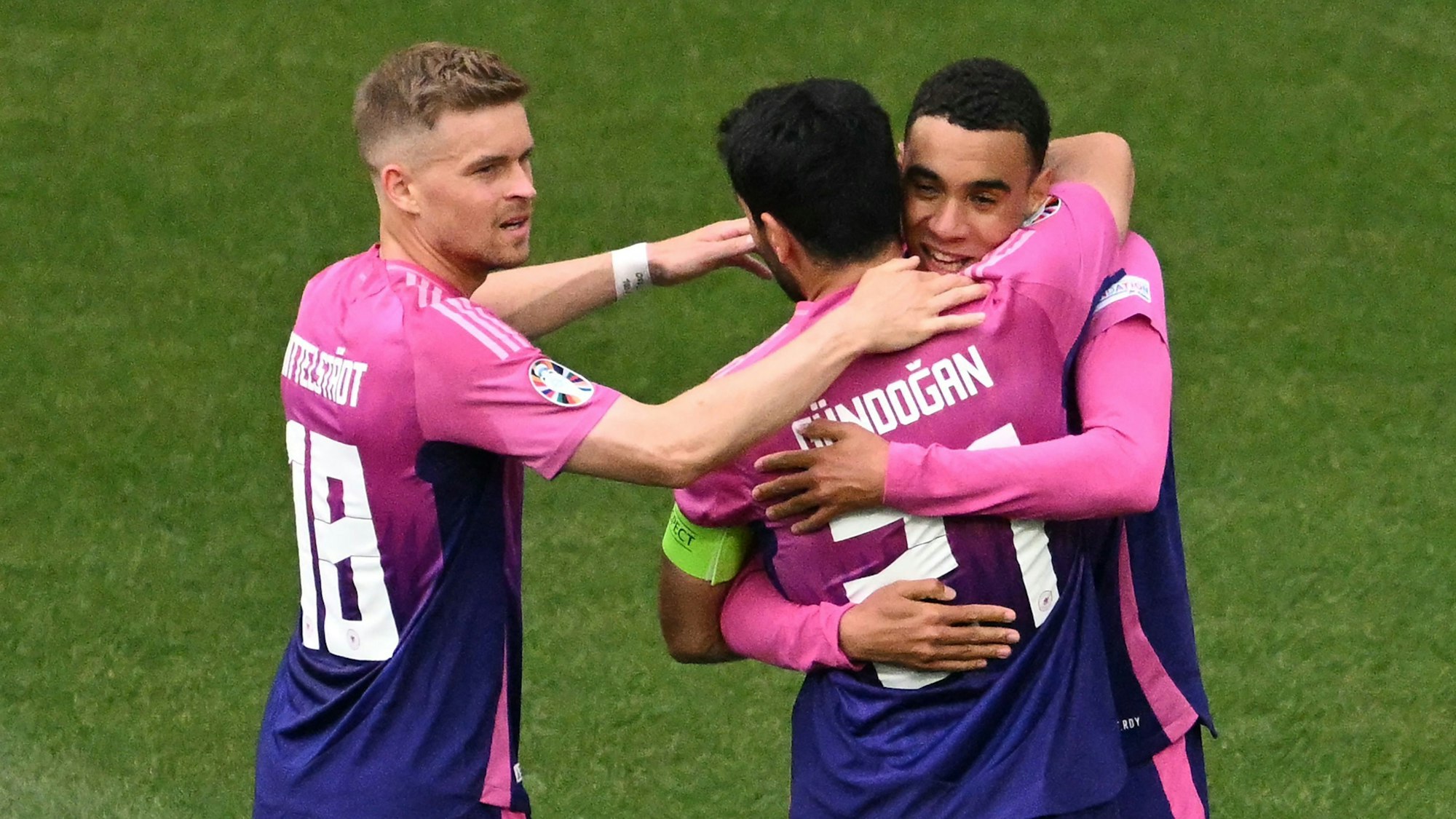 Gutes Essen, gute Leistung: Jamal Musiala, Ilkay Gündoğan und Maximilian Mittelstädt (von rechts) feiern das erste Tor im EM-Spiel gegen Ungarn.