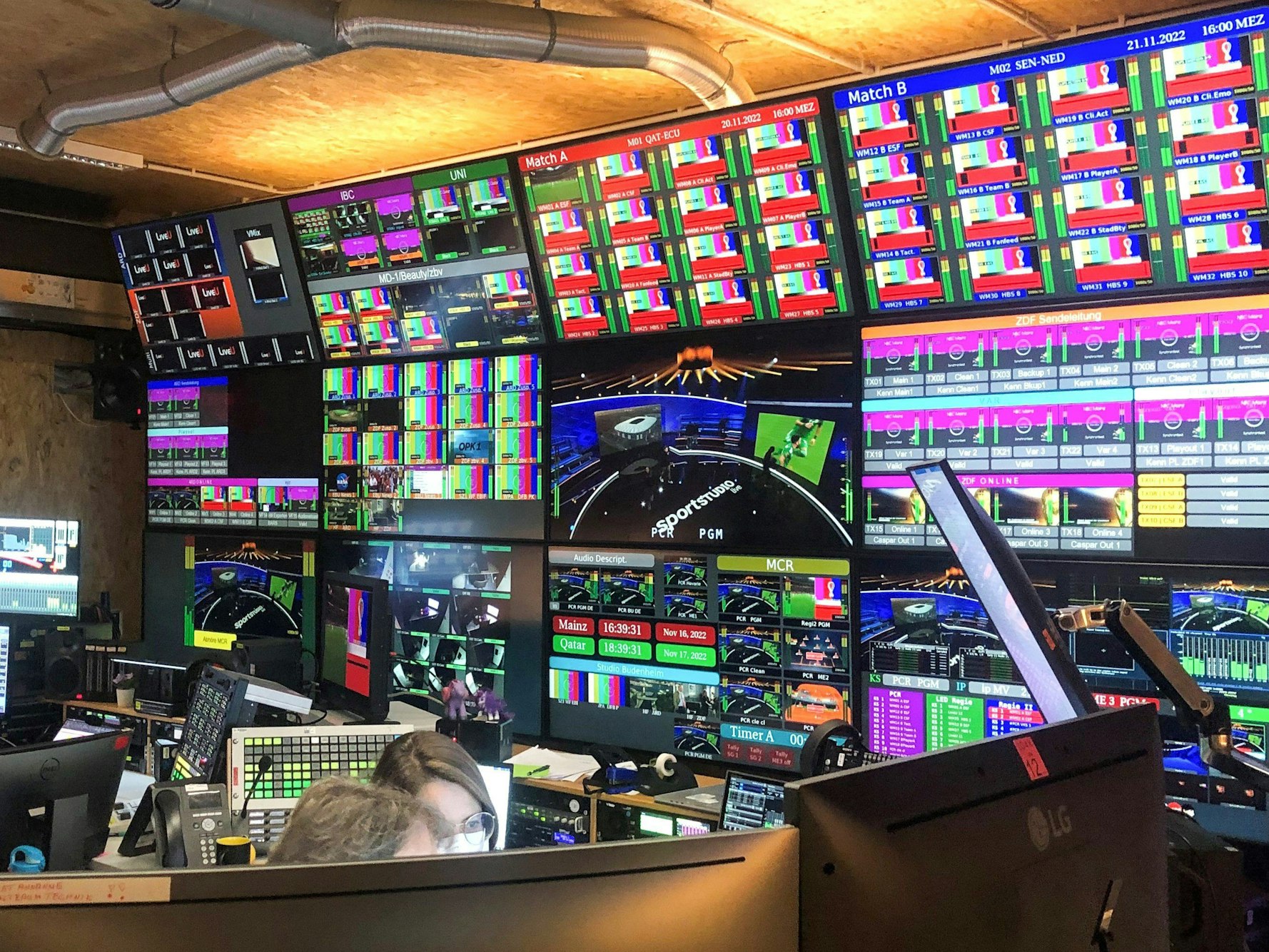 Blick in den technischen Kontrollraum im WM-Sendezentrum von ARD und ZDF bei der bisher letzten WM.