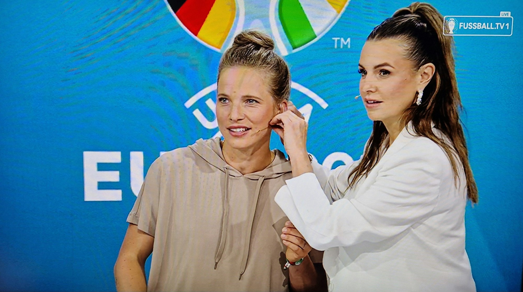 Laura Wontorra und Tabea Kemme in der EM-Übertragung bei MagentaTV am 20. Juni 2024.