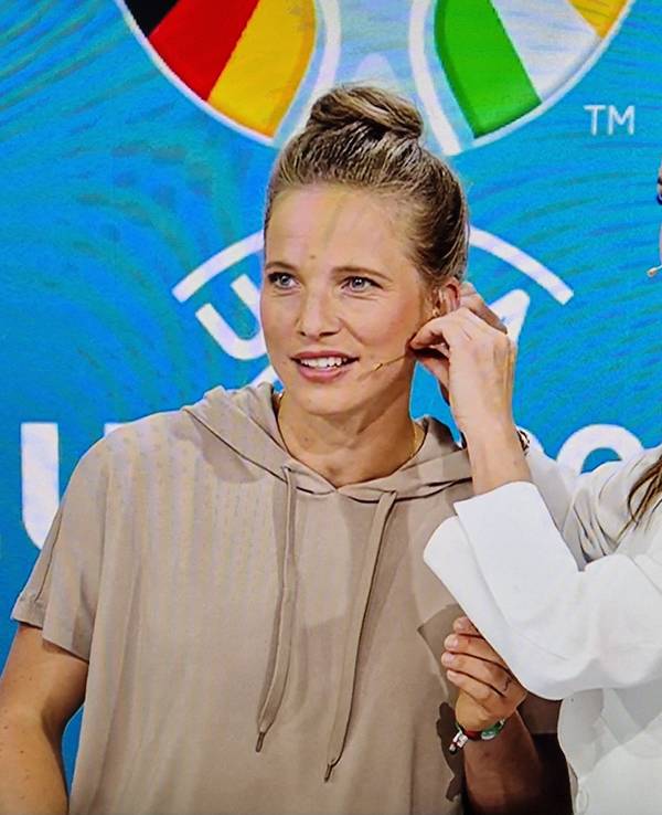 Laura Wontorra und Tabea Kemme in der EM-Übertragung bei MagentaTV am 20. Juni 2024.