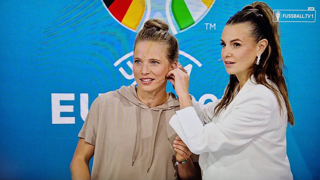 Laura Wontorra und Tabea Kemme in der EM-Übertragung bei MagentaTV am 20. Juni 2024.