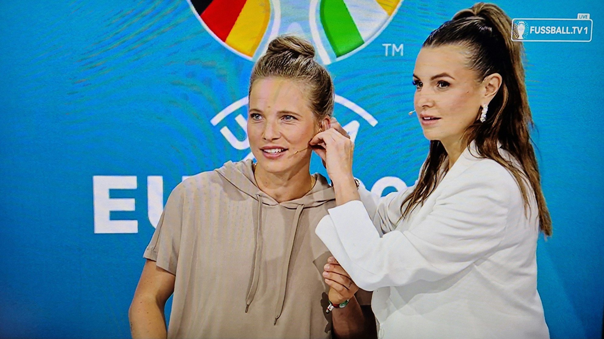 Laura Wontorra und Tabea Kemme in der EM-Übertragung bei MagentaTV am 20. Juni 2024.