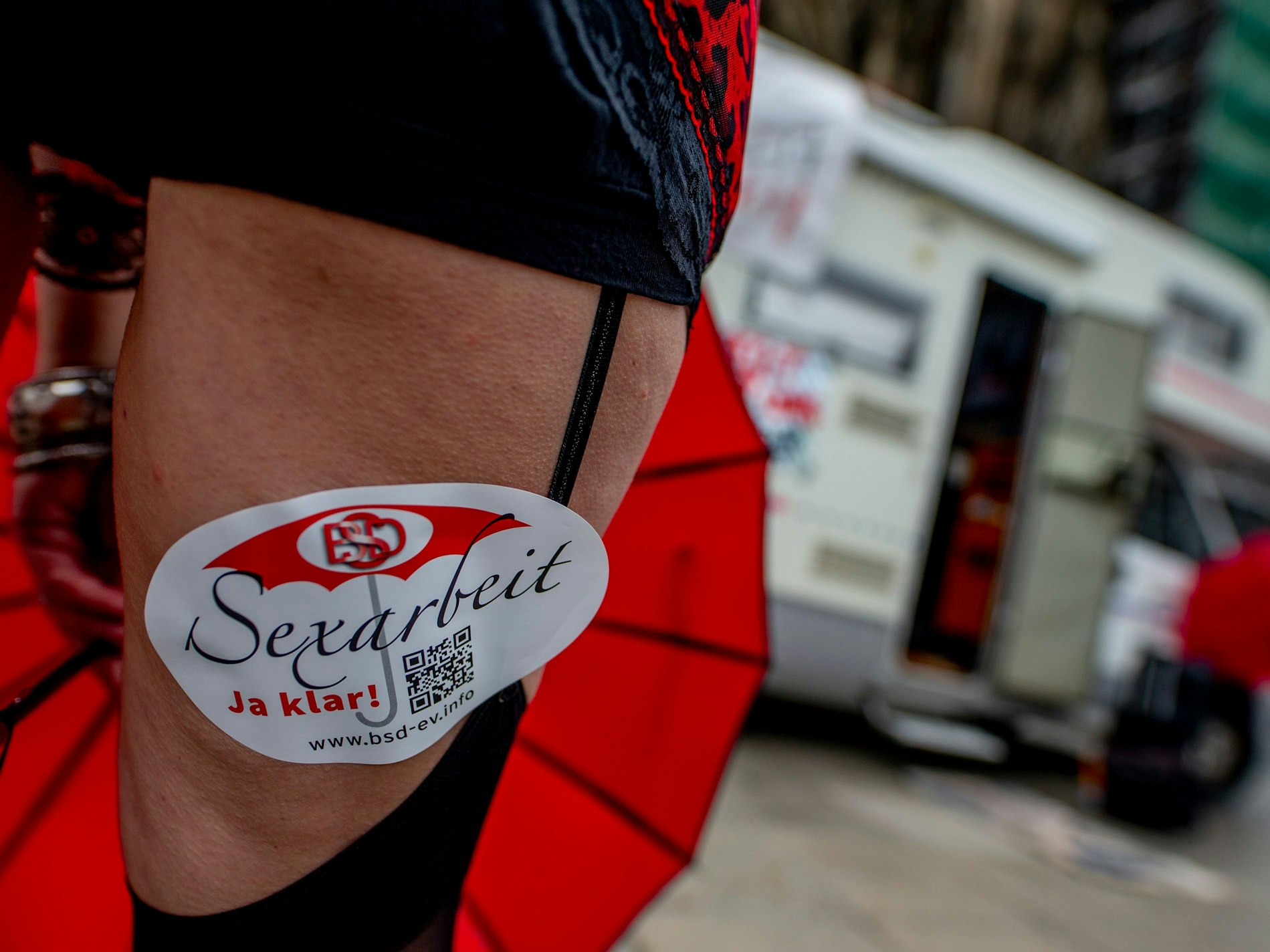 Ein Sticker auf einem Bein während einer  Demonstration von Prostituierten.