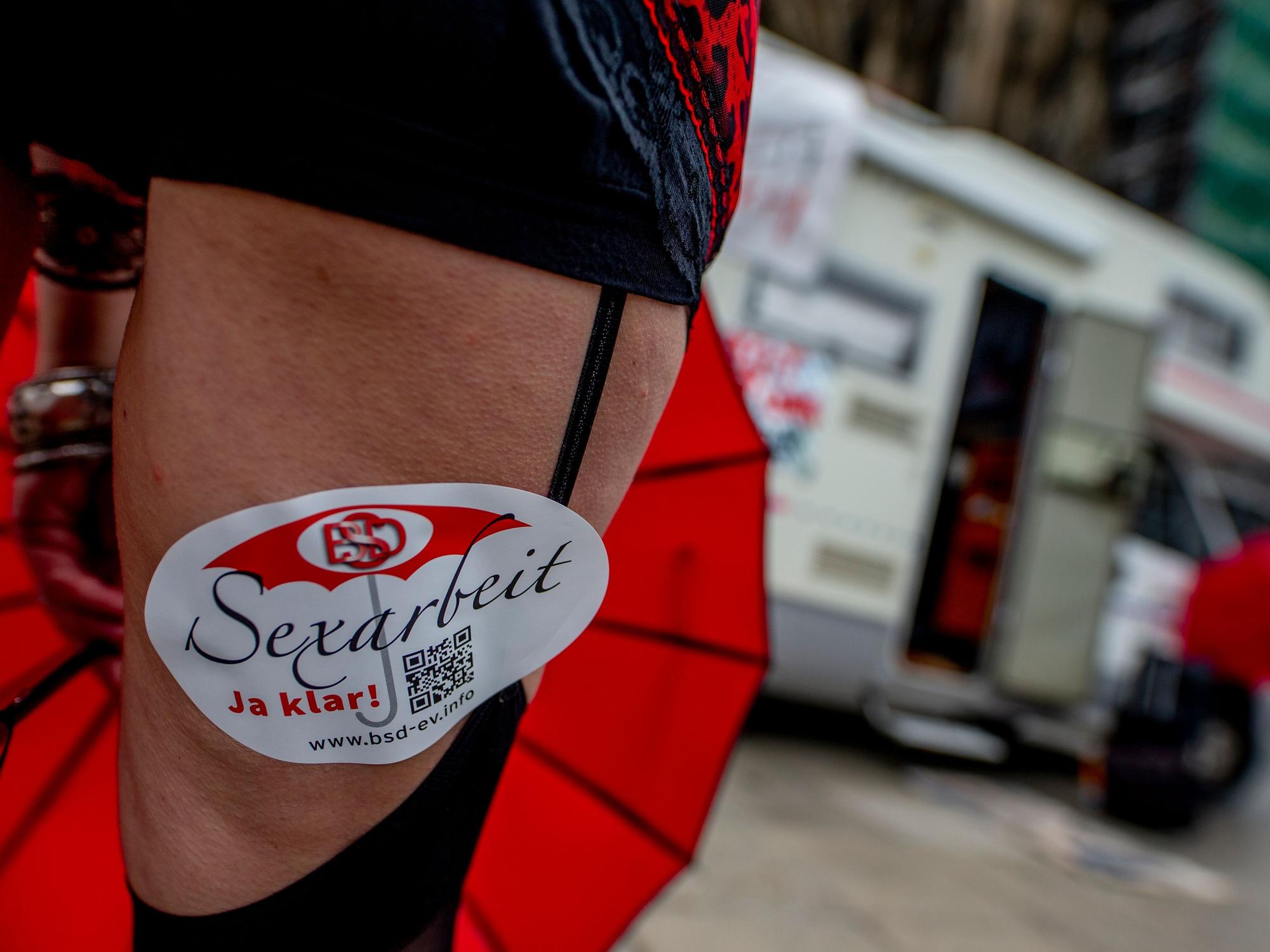 Ein Sticker auf einem Bein während einer Demonstration von Prostituierten.