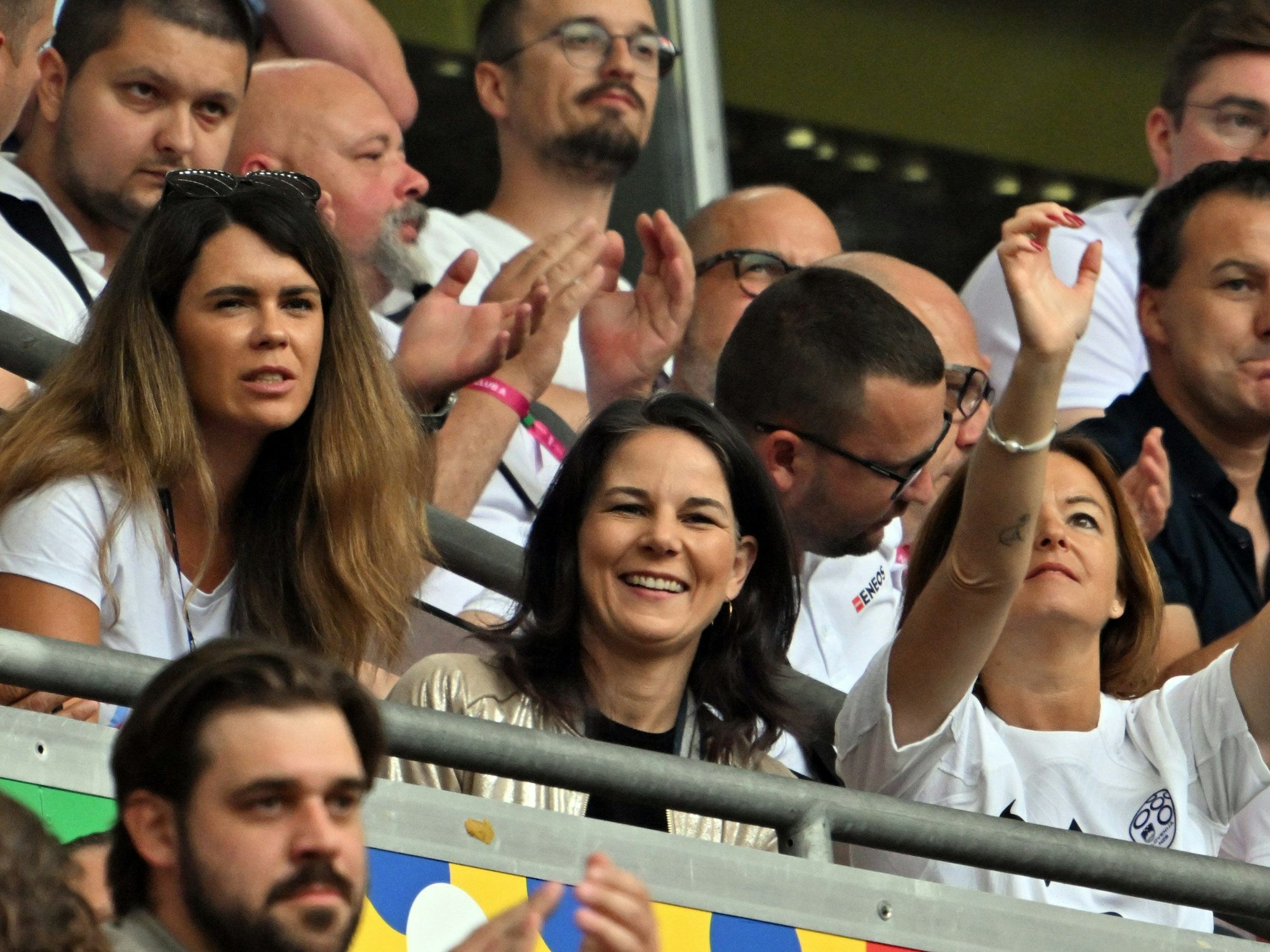 Annalena Baerbock (Bündnis 90/Die Grünen, M), Bundesaußenministerin, verfolgt das Spiel auf der Tribüne.