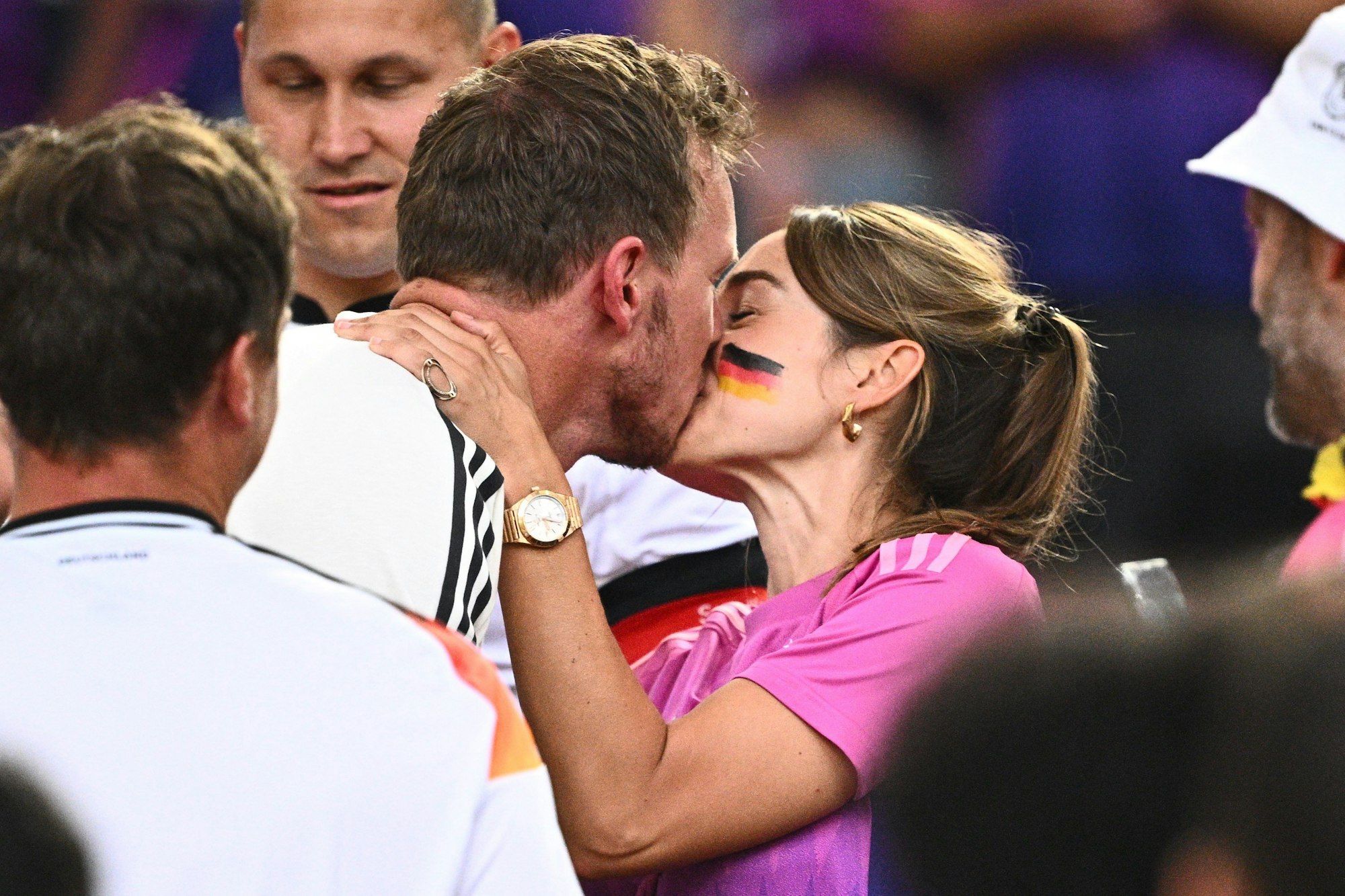 Bundestrainer Julian Nagelsmann küsst seine Freundin Lena Wurzenberger.