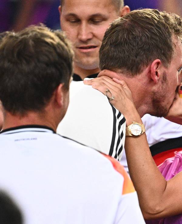 Julian Nagelsmann und seine Frau Lena Wurzenberger knutschen