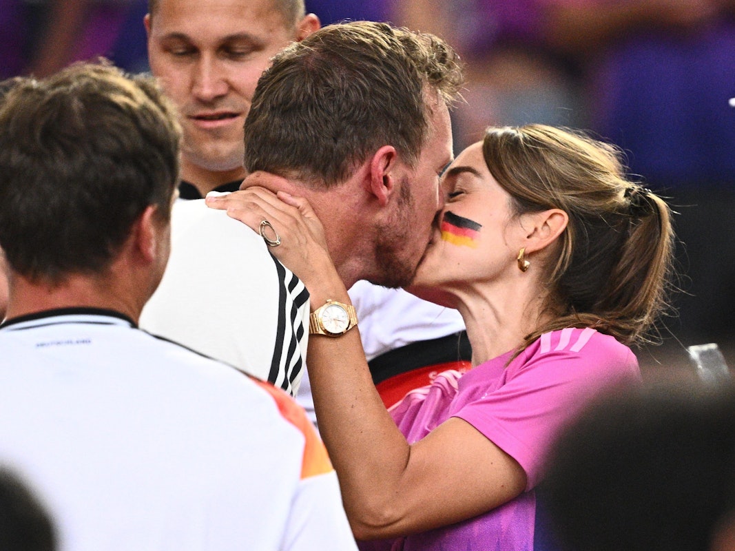 Julian Nagelsmann und seine Frau Lena Wurzenberger knutschen19.06.2024, Baden-Württemberg, Stuttgart: Fußball: EM, Deutschland - Ungarn, Vorrunde, Gruppe A, Spieltag 2, Stuttgart Arena, Bundestrainer Julian Nagelsmann küsst seine Freundin Lena Wurzenberger. Foto: Tom Weller/dpa +++ dpa-Bildfunk +++