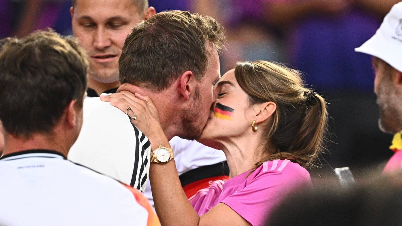 Julian Nagelsmann und seine Frau Lena Wurzenberger knutschen