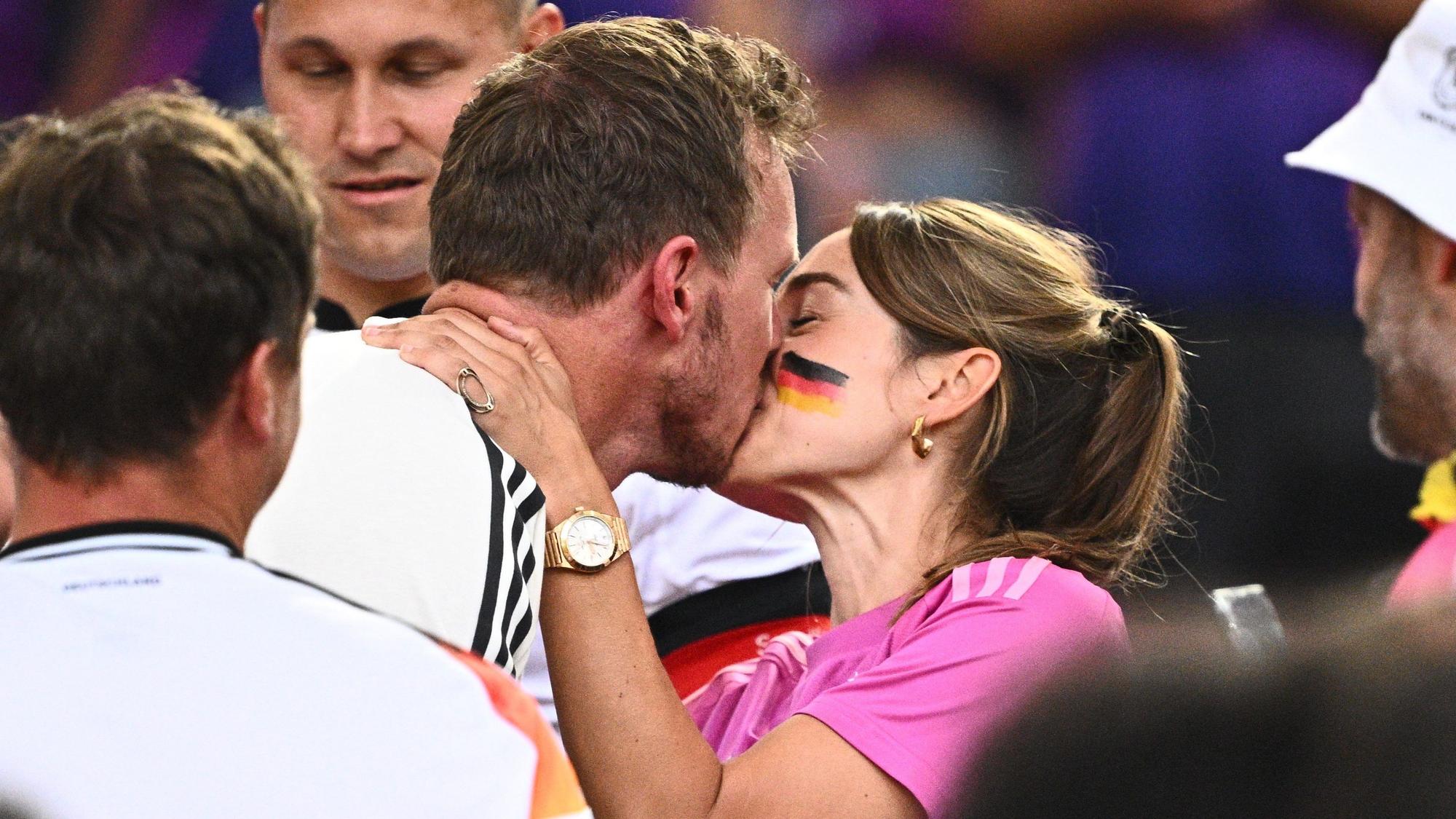 Julian Nagelsmann und seine Frau Lena Wurzenberger knutschen