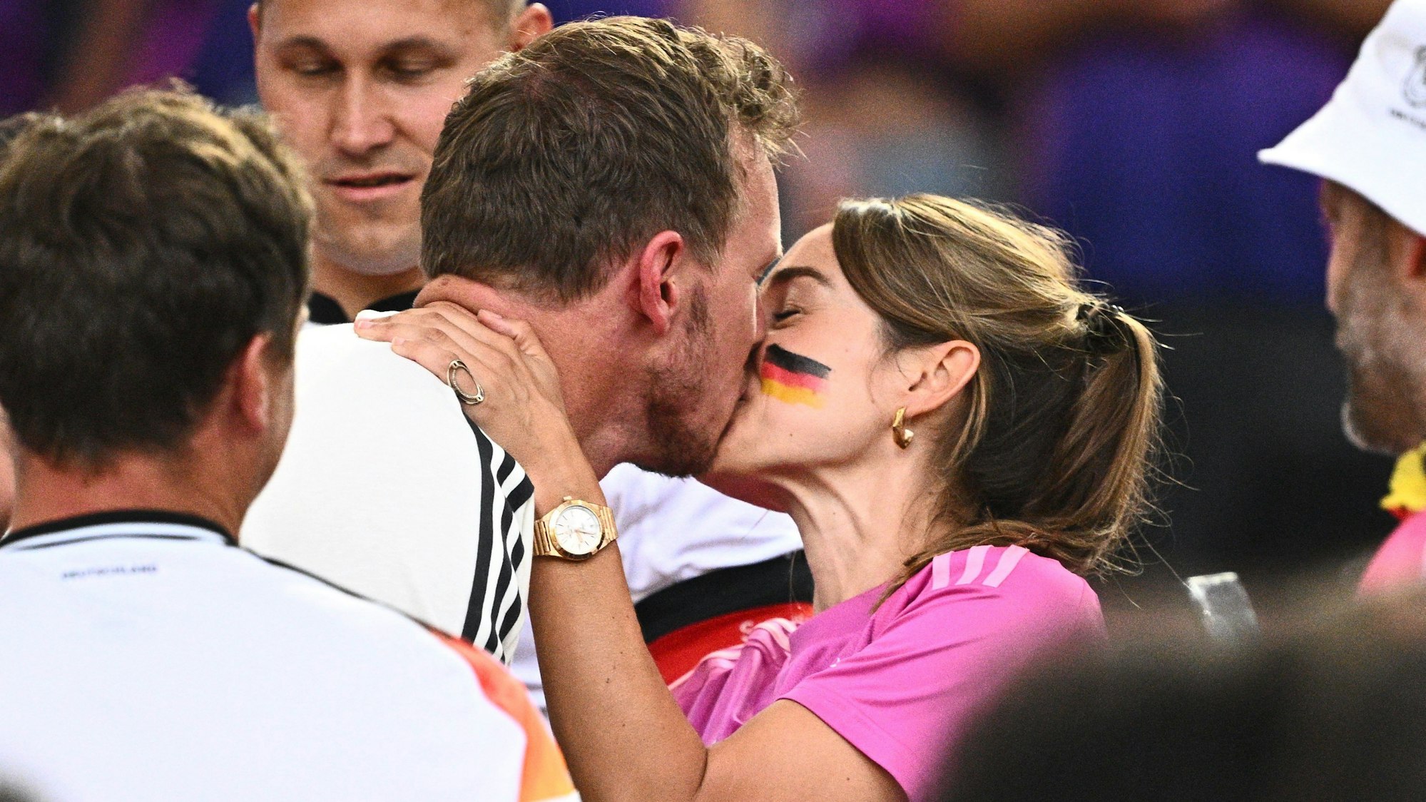 Julian Nagelsmann und seine Frau Lena Wurzenberger knutschen19.06.2024, Baden-Württemberg, Stuttgart: Fußball: EM, Deutschland - Ungarn, Vorrunde, Gruppe A, Spieltag 2, Stuttgart Arena, Bundestrainer Julian Nagelsmann küsst seine Freundin Lena Wurzenberger. Foto: Tom Weller/dpa +++ dpa-Bildfunk +++