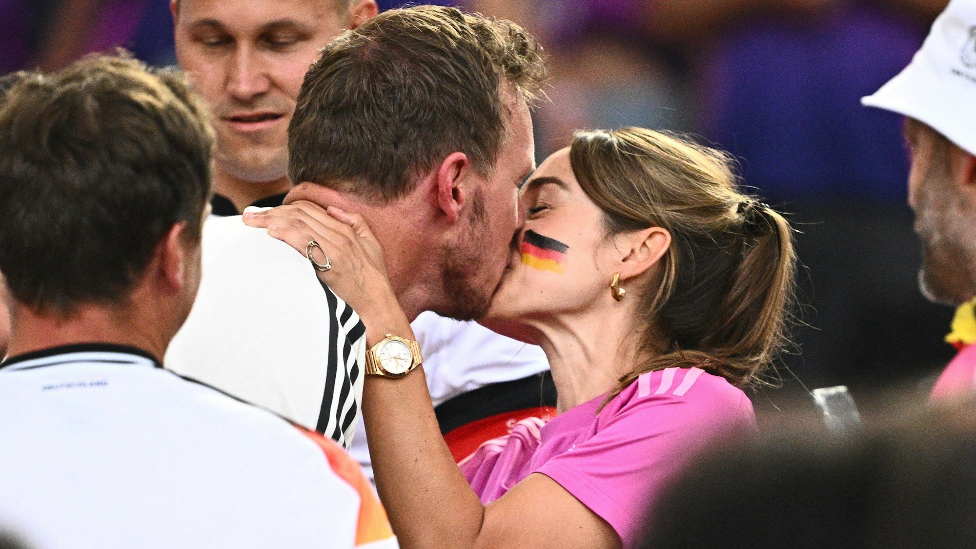 Bundestrainer Julian Nagelsmann küsst seine Freundin Lena Wurzenberger.