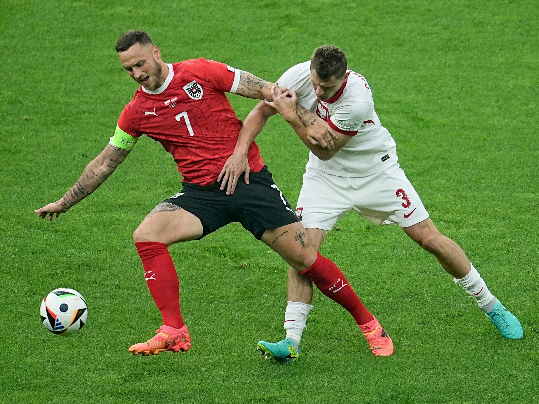 Österreichs Marko Arnautovic (l.) und Polens Pawel Dawidowicz kämpfen um den Ball.