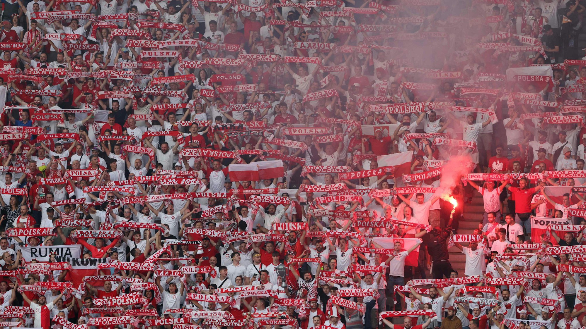 Polnische Fans beim Spiel gegen Österreich in Berlin am Freitagabend (21. Juni 2024)