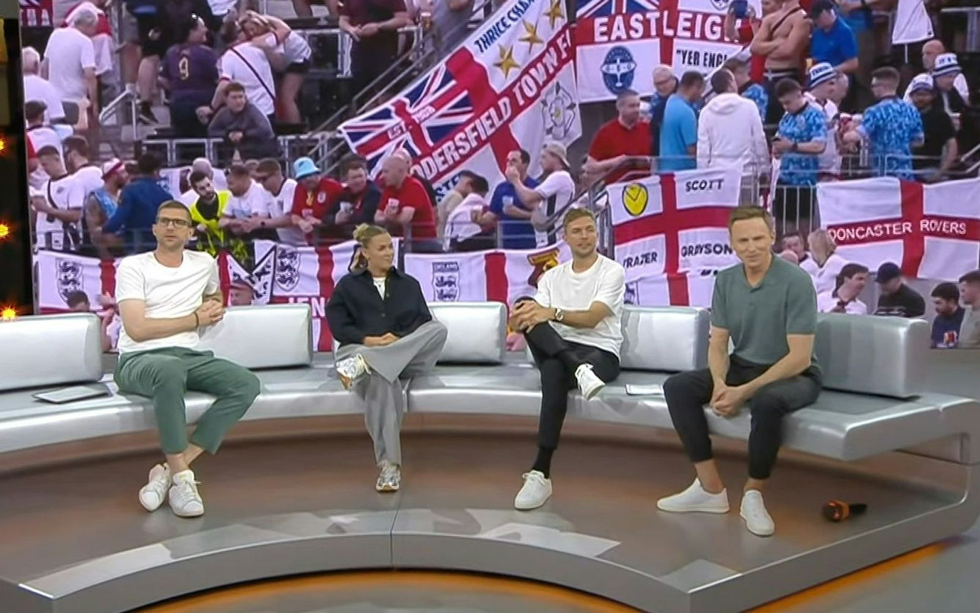 Sie sprachen am Donnerstag im ZDF über das Spiel England gegen Dänemark, von links: Per Mertesacker, Laura Freigang, Christoph Kramer und Jochen Breyer. (Bild: ZDF)