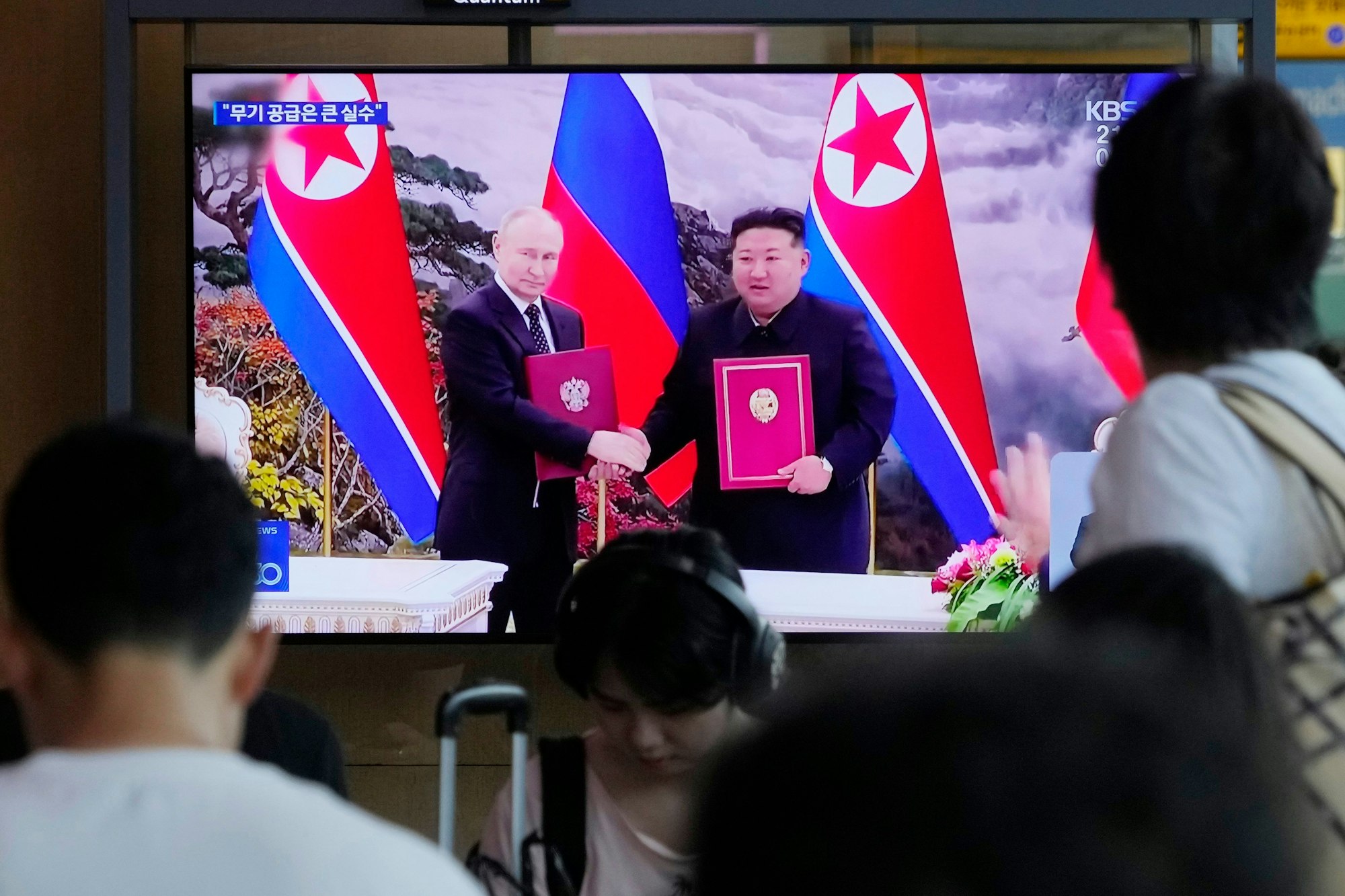 Wladimir Putin und Kim Jong Un besiegeln ihr neues Bündnis, wie hier in einer südkoreanischen Newssendung am 21. Juni zu sehen ist.