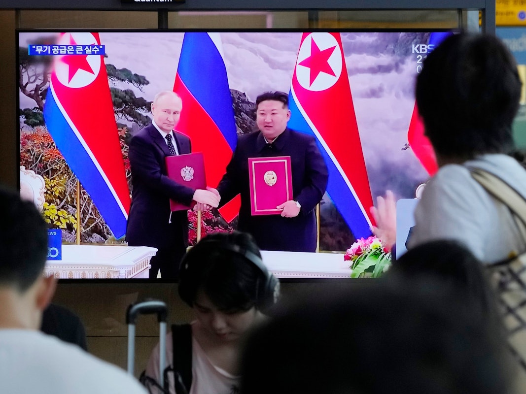 Wladimir Putin und Kim Jong Un besiegeln ihr neues Bündnis, wie hier in einer südkoreanischen Newssendung am 21. Juni zu sehen ist.