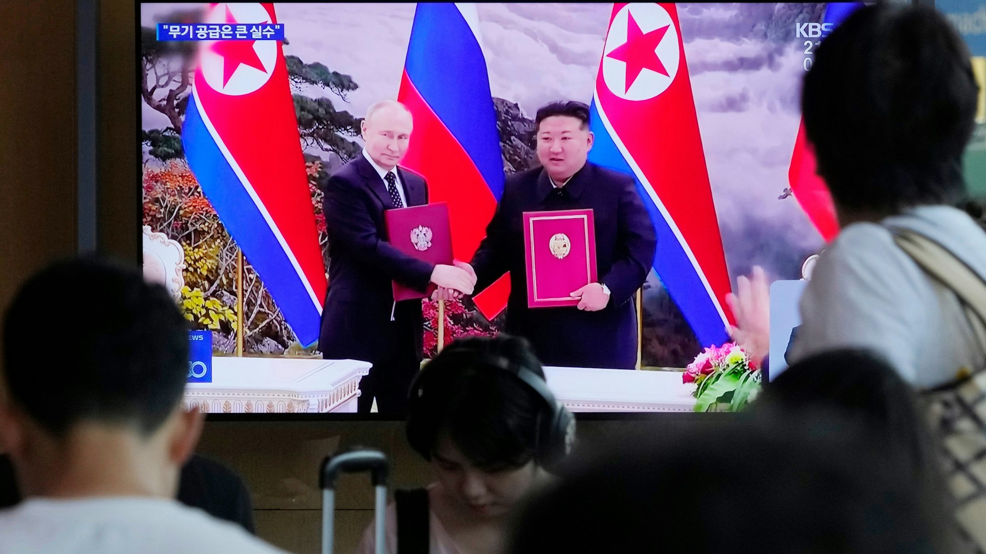 Wladimir Putin und Kim Jong Un besiegeln ihr neues Bündnis, wie hier in einer südkoreanischen Newssendung am 21. Juni zu sehen ist.