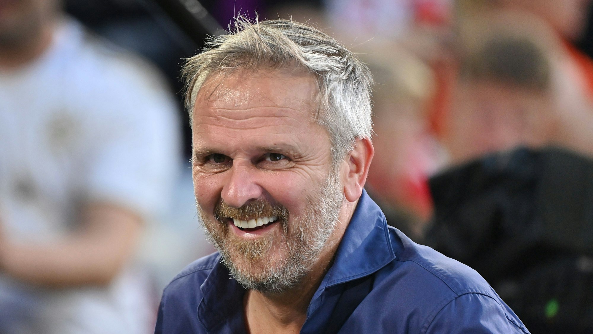 Didi Hamann grinst verschmitzt in die Kamera.