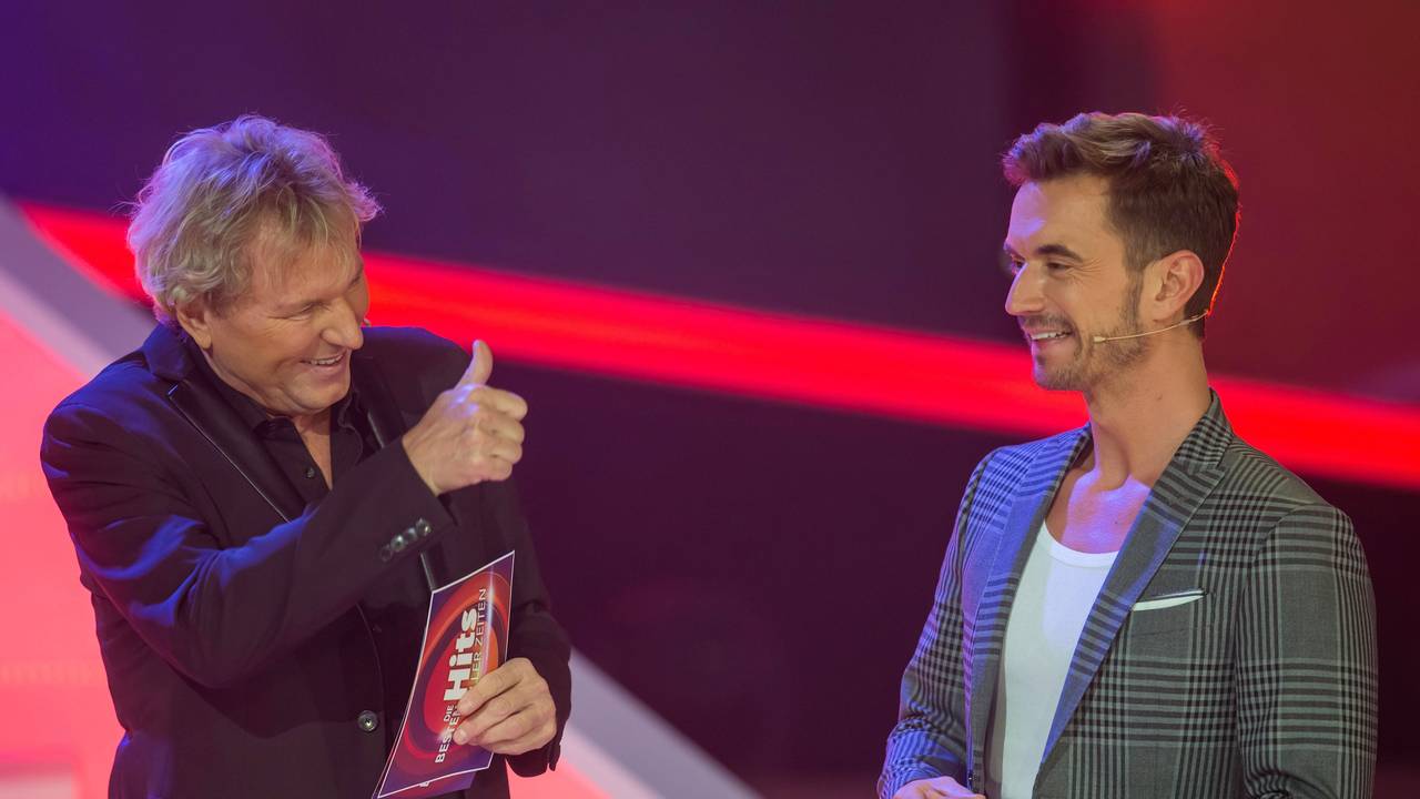 Der frühere Sendungsmoderator Bernhard Brink (l) zeigt seinem Nachfolger Florian Silbereisen bei der Generalprobe zur Aufzeichnung „Die Schlager des Jahres“ den Daumen.