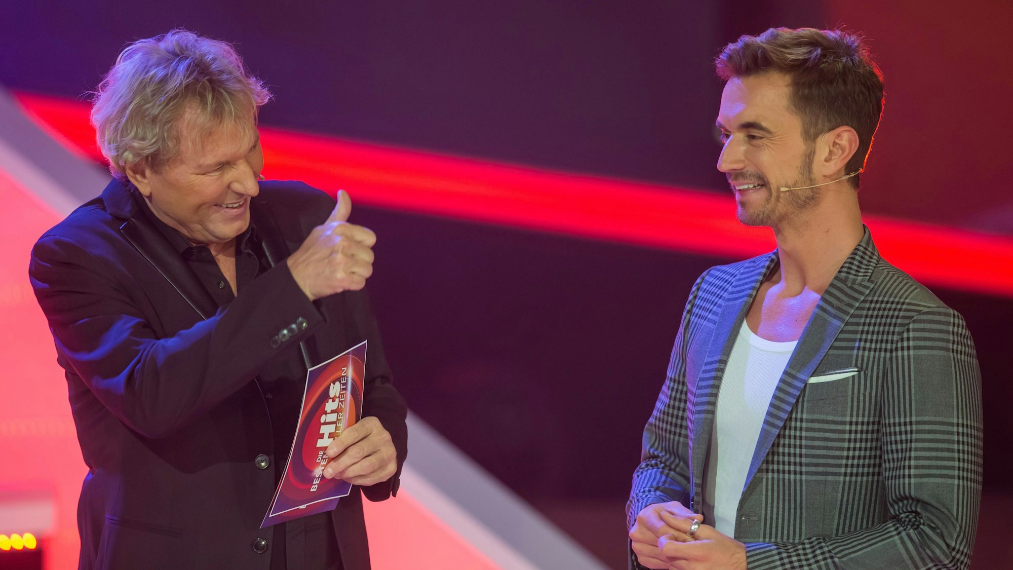 Der frühere Sendungsmoderator Bernhard Brink (l) zeigt seinem Nachfolger Florian Silbereisen bei der Generalprobe zur Aufzeichnung „Die Schlager des Jahres“ den Daumen.