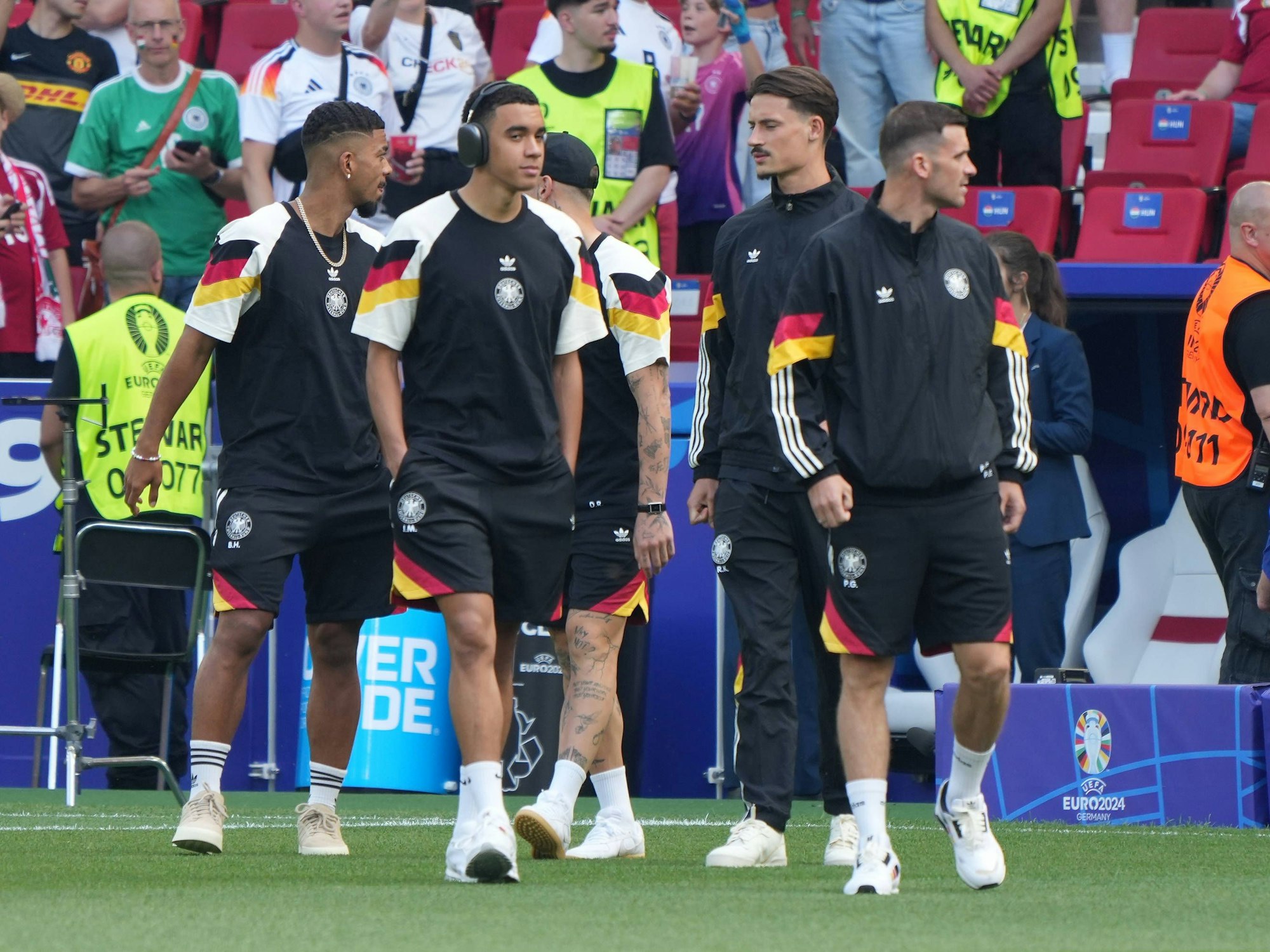 Die deutschen Spieler bei der Platzbegehung.