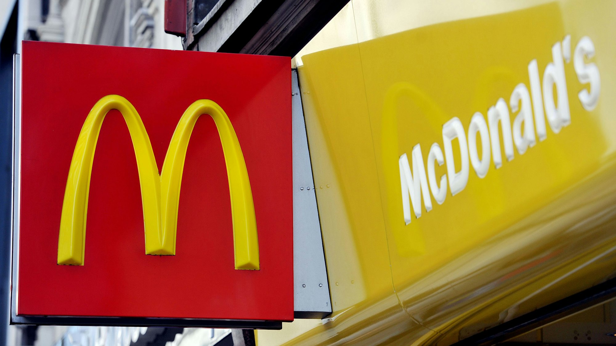 Das McDonalds-Logo ist an der Fassade einer Londoner Filiale zu sehen.