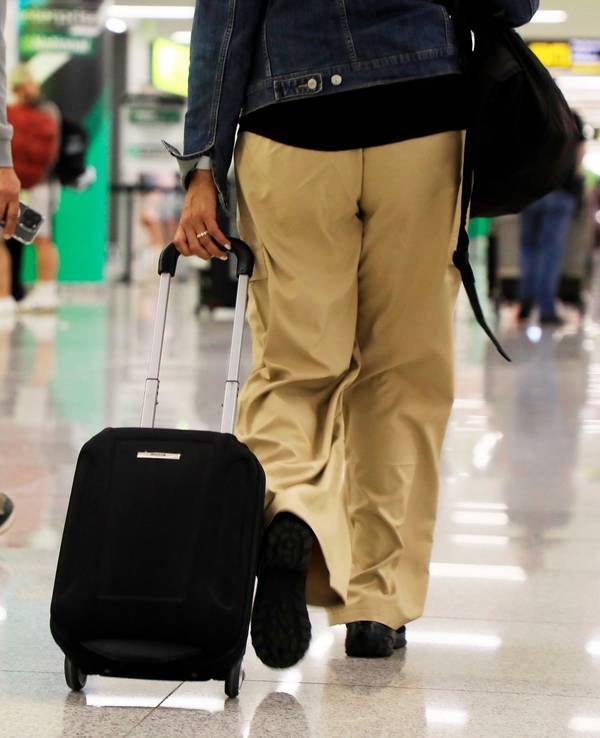 Passagiere kommen vor dem Pfingstwochenende auf dem Flughafen von Palma de Mallorca an.