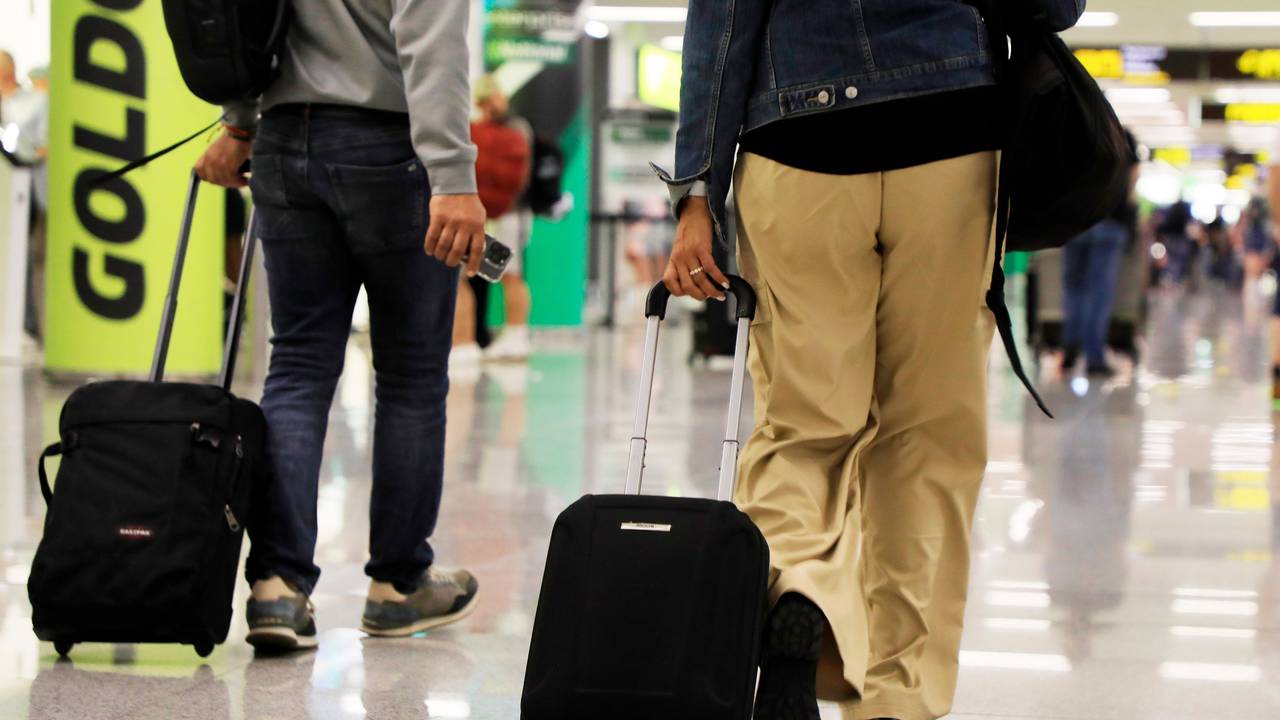 Passagiere kommen vor dem Pfingstwochenende auf dem Flughafen von Palma de Mallorca an.