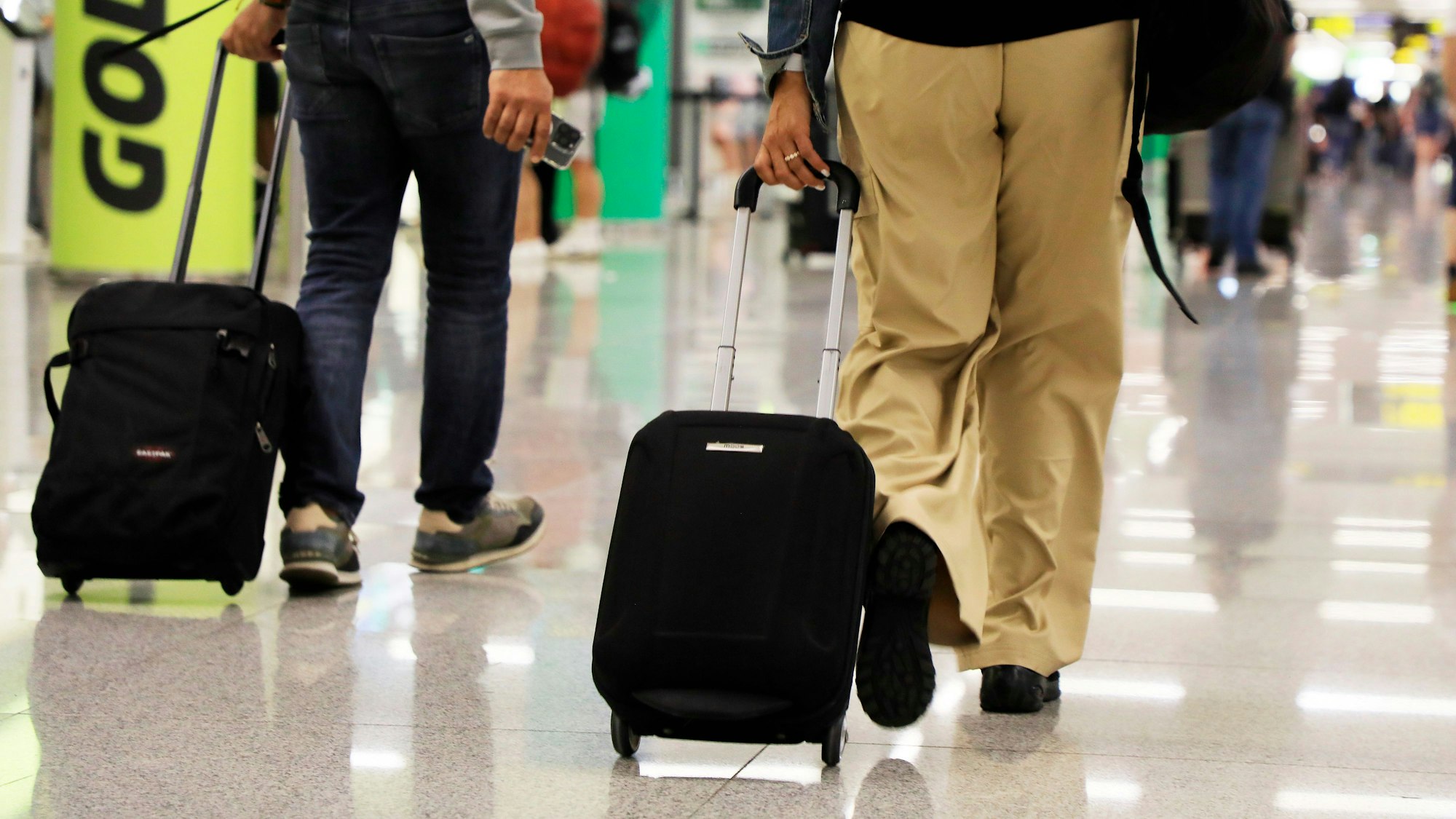 Passagiere kommen vor dem Pfingstwochenende auf dem Flughafen von Palma de Mallorca an.