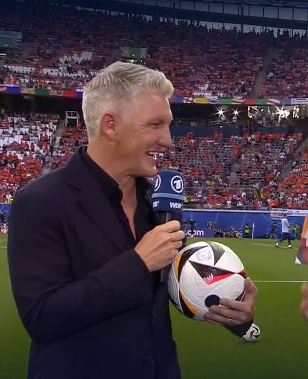 Bastian Schweinsteiger und Esther Sedlaczek am Freitag (21. Juni 2024) beim EM-Spiel Niederlande - Frankreich in Leipzig für die ARD im Einsatz.