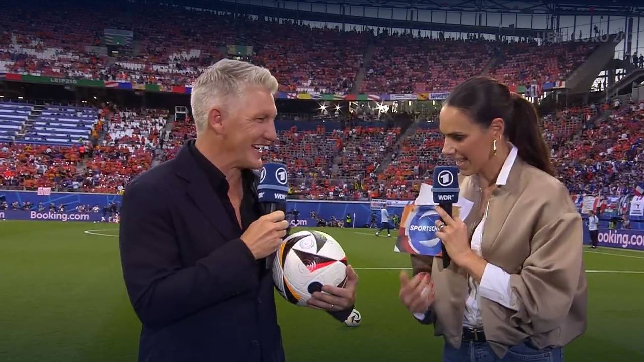 Bastian Schweinsteiger und Esther Sedlaczek am Freitag (21. Juni 2024) beim EM-Spiel Niederlande - Frankreich in Leipzig für die ARD im Einsatz.
