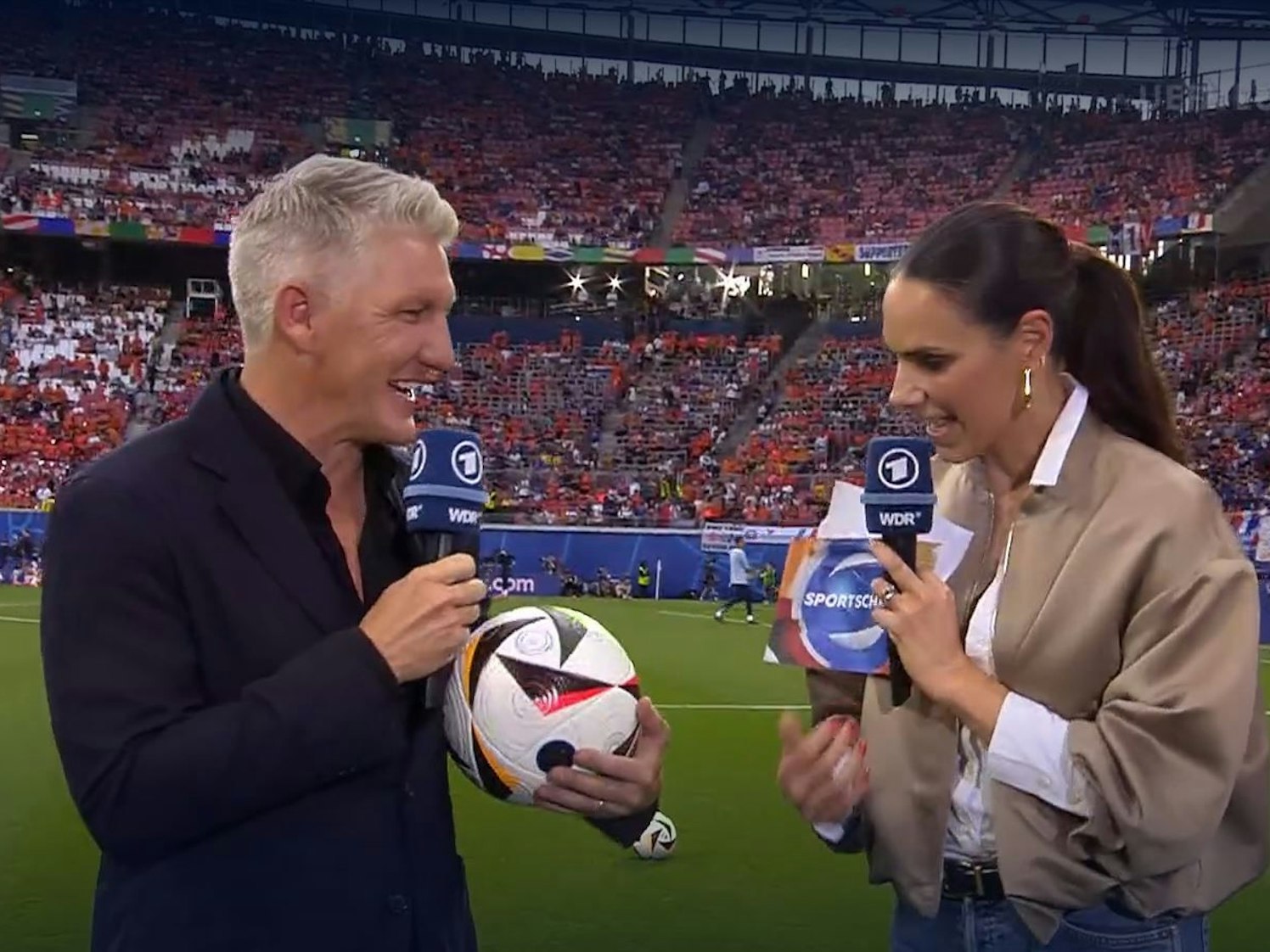Bastian Schweinsteiger und Esther Sedlaczek am Freitag (21. Juni 2024) beim EM-Spiel Niederlande - Frankreich in Leipzig für die ARD im Einsatz.