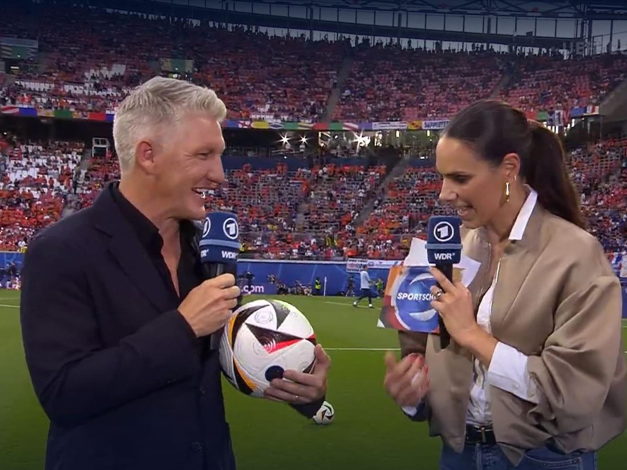 Bastian Schweinsteiger und Esther Sedlaczek am Freitag (21. Juni 2024) beim EM-Spiel Niederlande - Frankreich in Leipzig für die ARD im Einsatz.