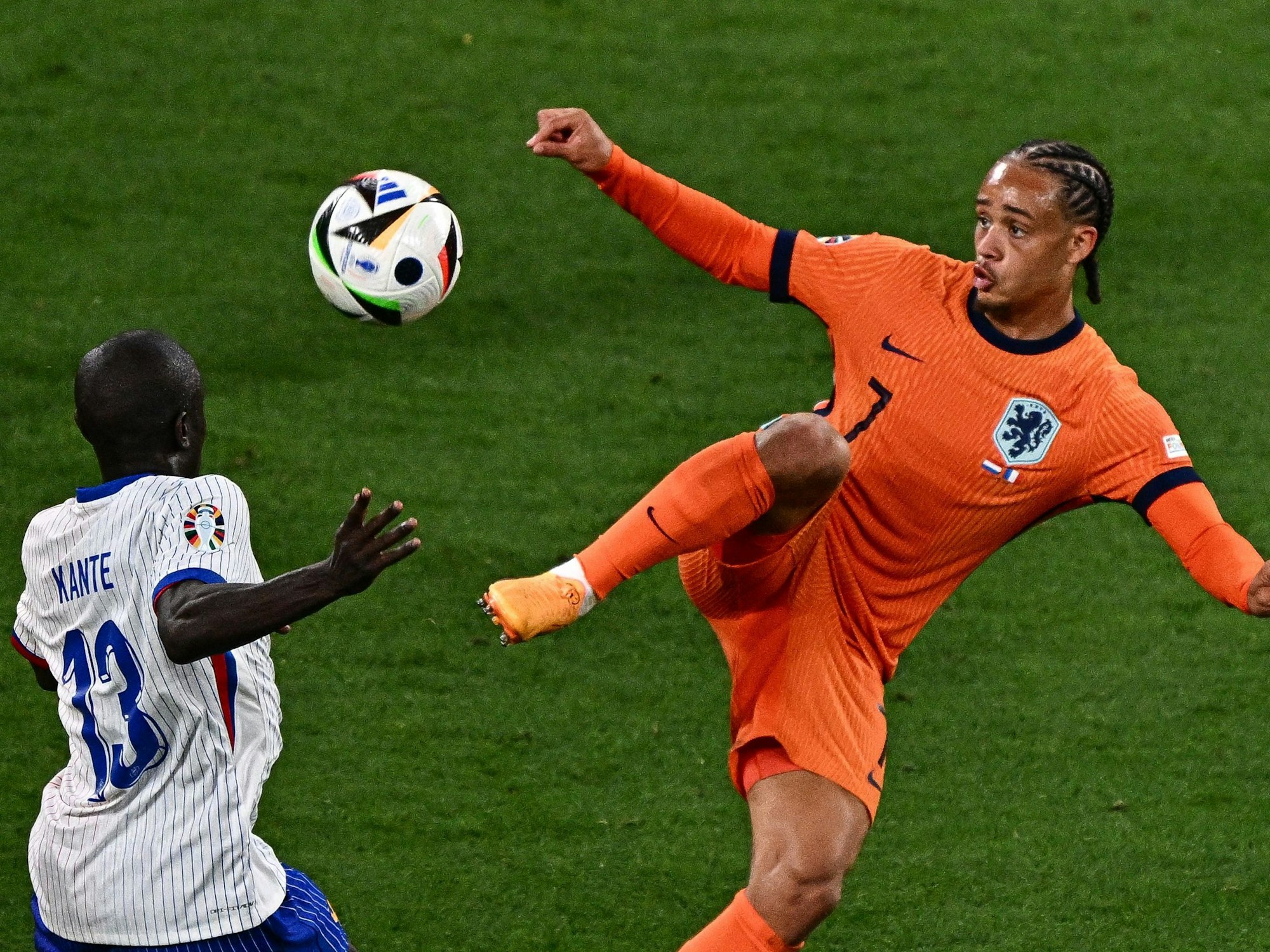Xavi Simons am Freitag (21. Juni 2024) im Zweikampf mit N'Golo Kante beim Spiel der Niederlande gegen Frankreich.