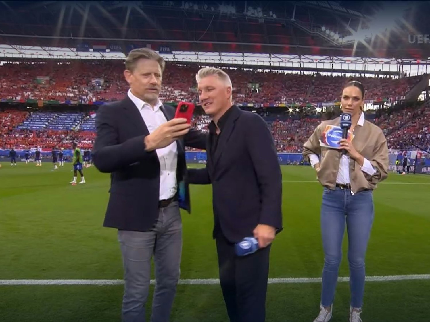 Kasper Schmeichel machte in der ARD-Übertragung am Freitag (21. Juni 2024) ein Selfie mit Bastian Schweinsteiger.