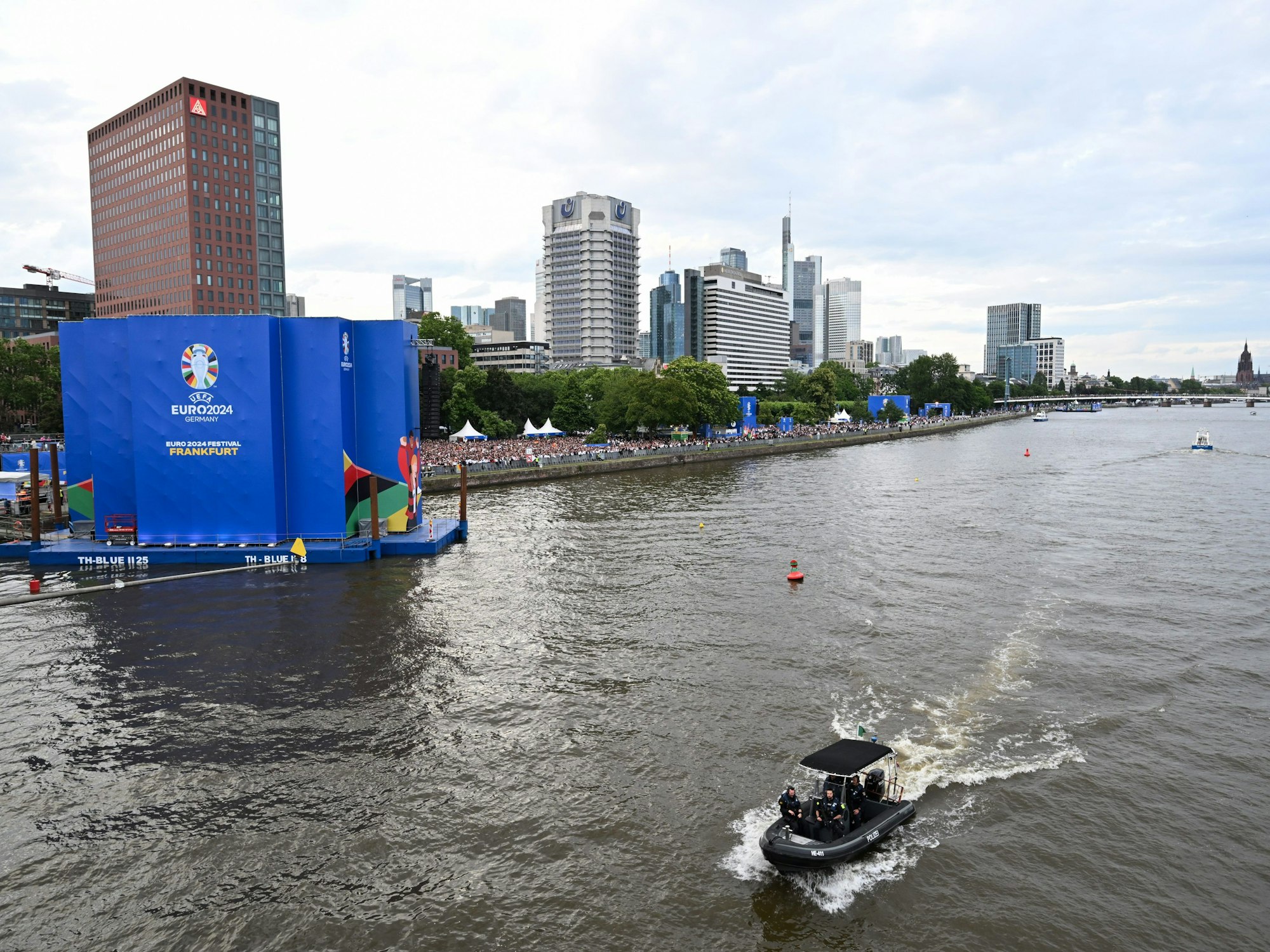 Besucherinnen und Besucher haben sich am 14. Juni am Frankfurter Mainufer zum Public Viewing in der Fanzone für das Eröffnungsspiel der Fußball-EM eingefunden.