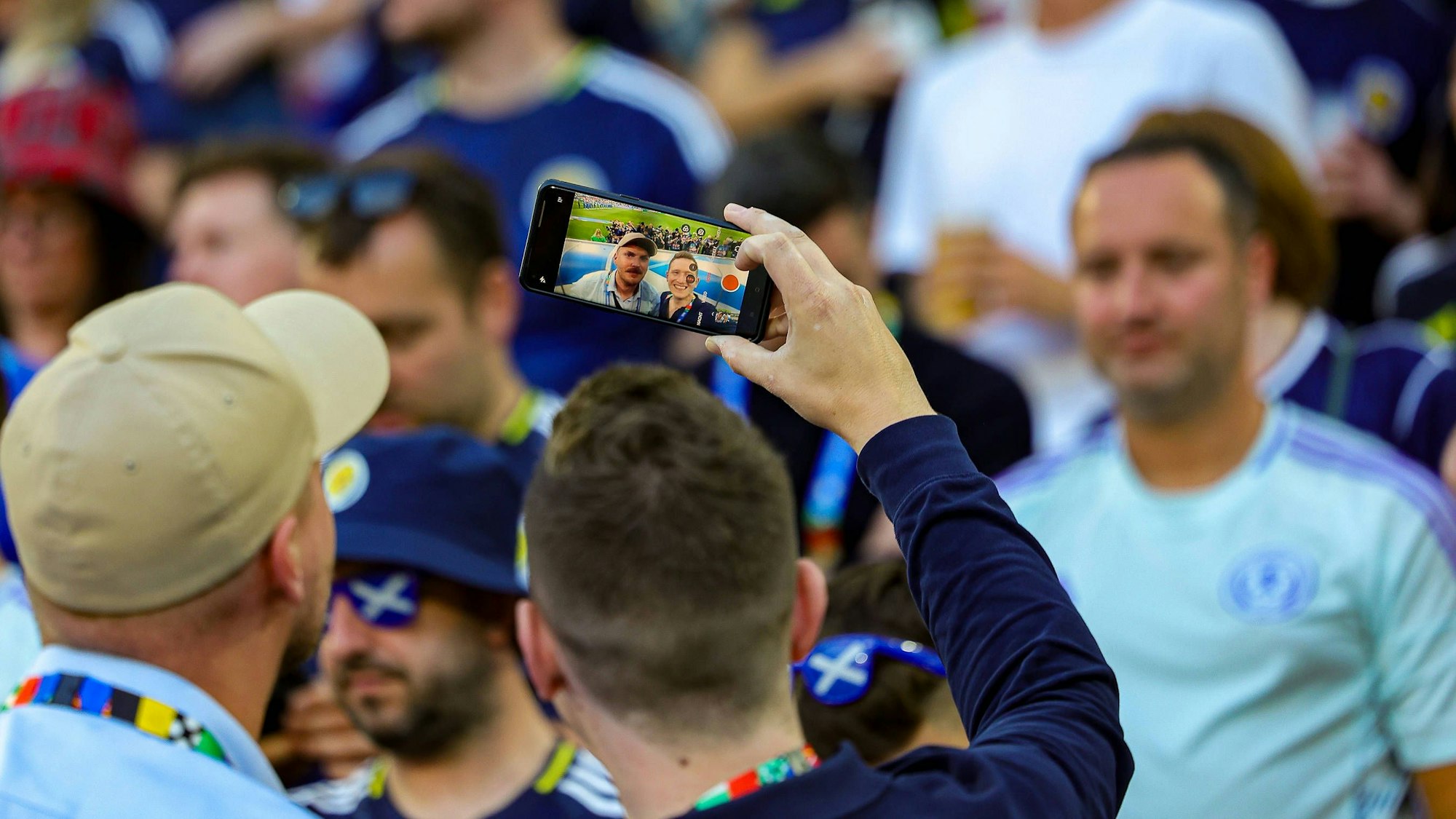 Zwei Schottland-Fans machen ein Selfie im Rhein-Energie-Stadion.