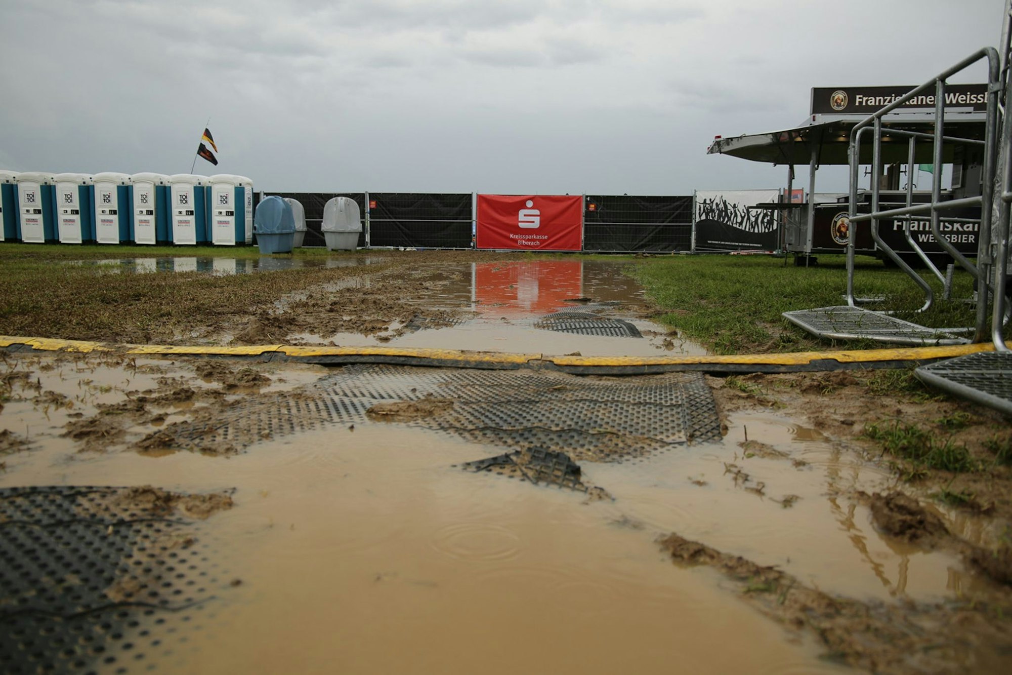 Überflutungen und schlammigem Boden auf dem Gelände des Festivals ohne Bands in Dürmentingen-Hailtingen.