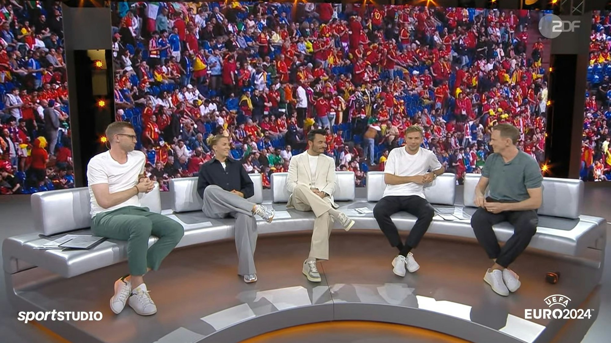 ZDF-Runde mit Moderator Jochen Breyer, den Experten Christoph Kramer und Per Mertesacker, Nationalspielerin Laura Freigang und Schlagersänger Giovanni Zarrella.