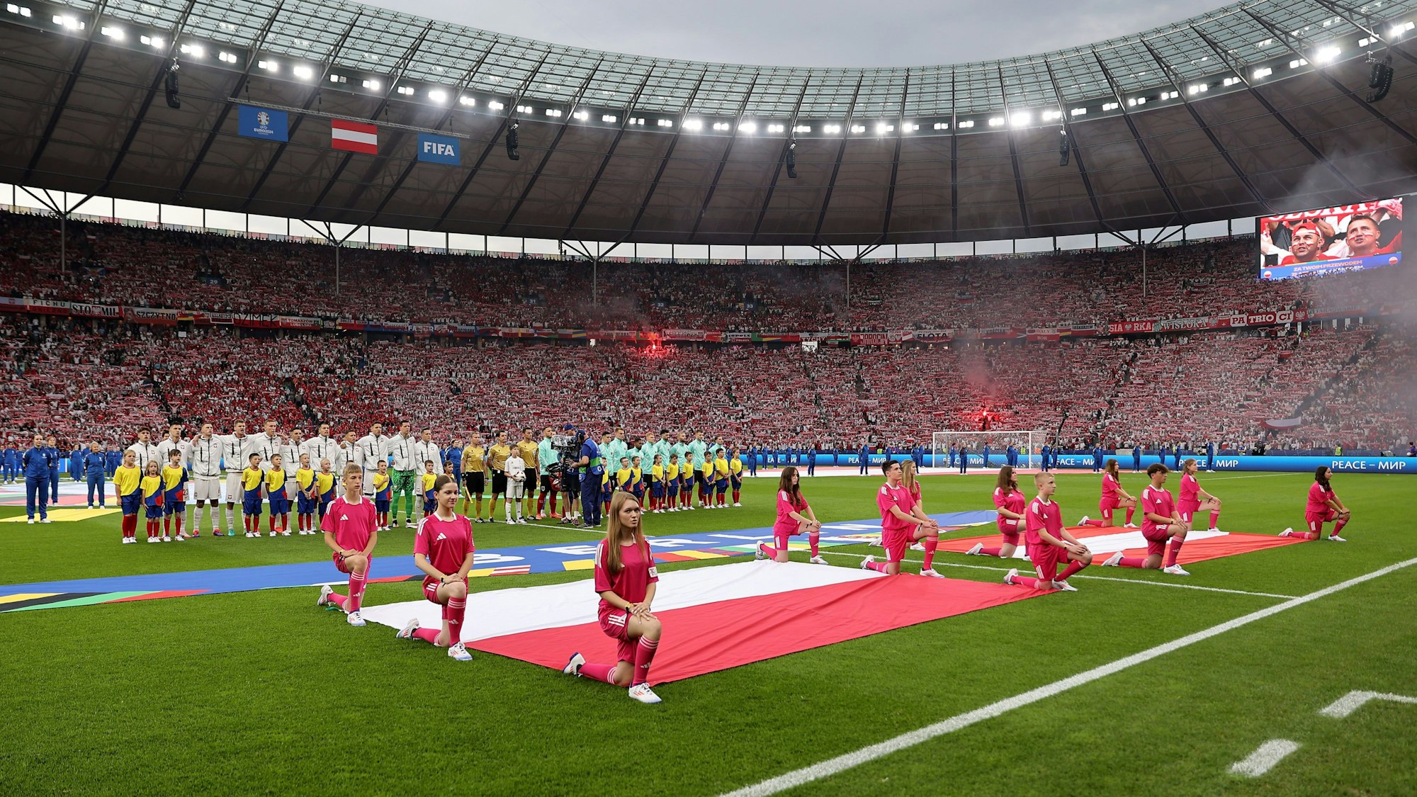 Die Teams stehen bei den Nationalhymnen auf dem Platz.
