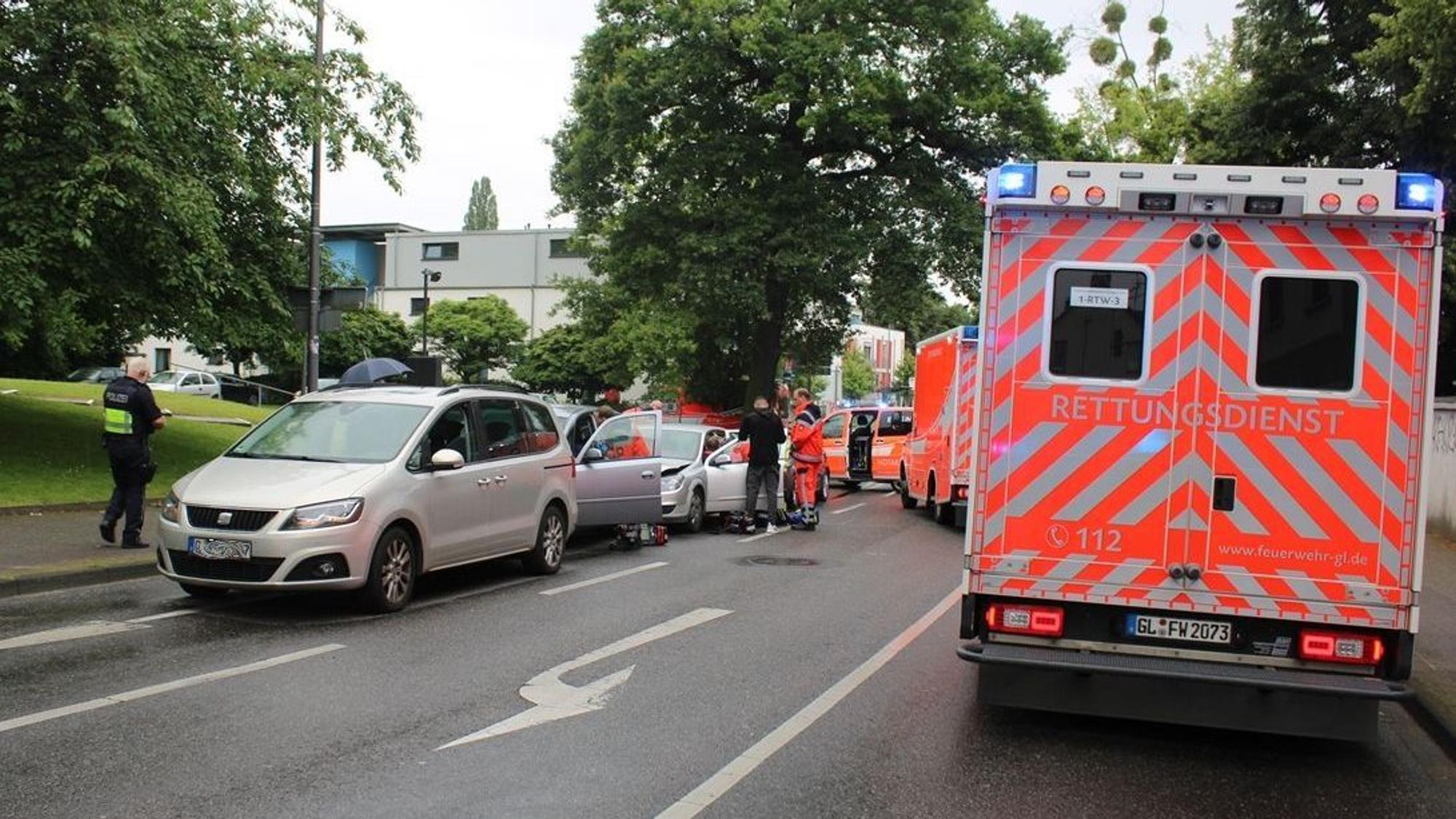 Unfallstelle nach Auffahrunfall in Bergisch Gladbach-Heidkamp.