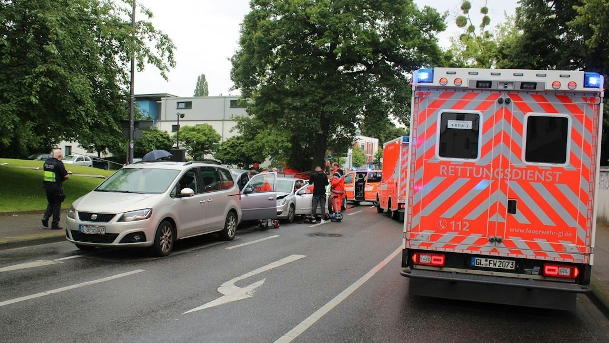 Unfallstelle nach Auffahrunfall in Bergisch Gladbach-Heidkamp.