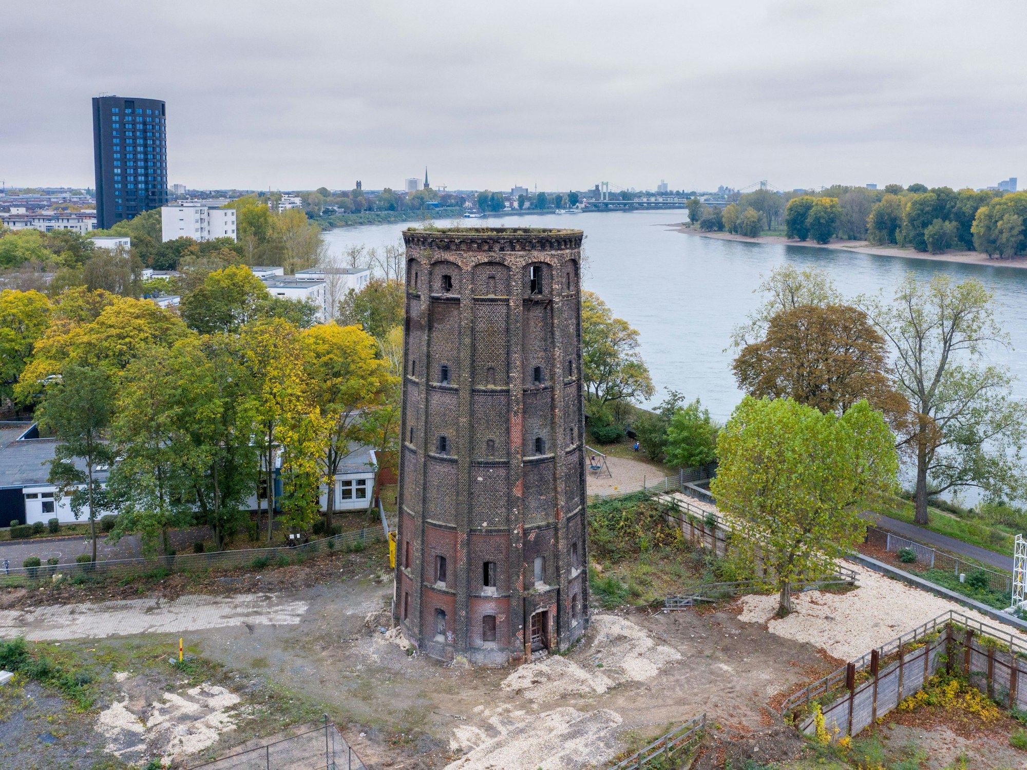 Luftaufnahme verfallener alter Wasserturm am Rhein in Köln-Stammheim.