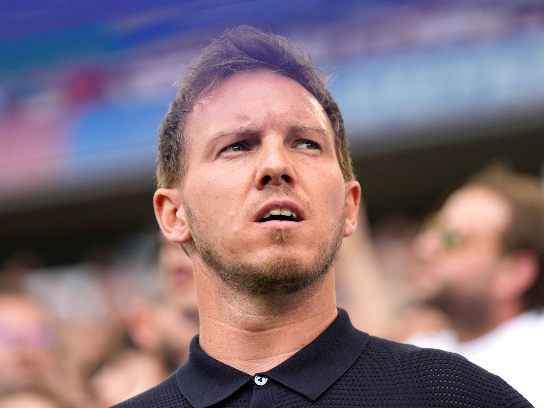 Julian Nagelsmann steht an der Seitenlinie.