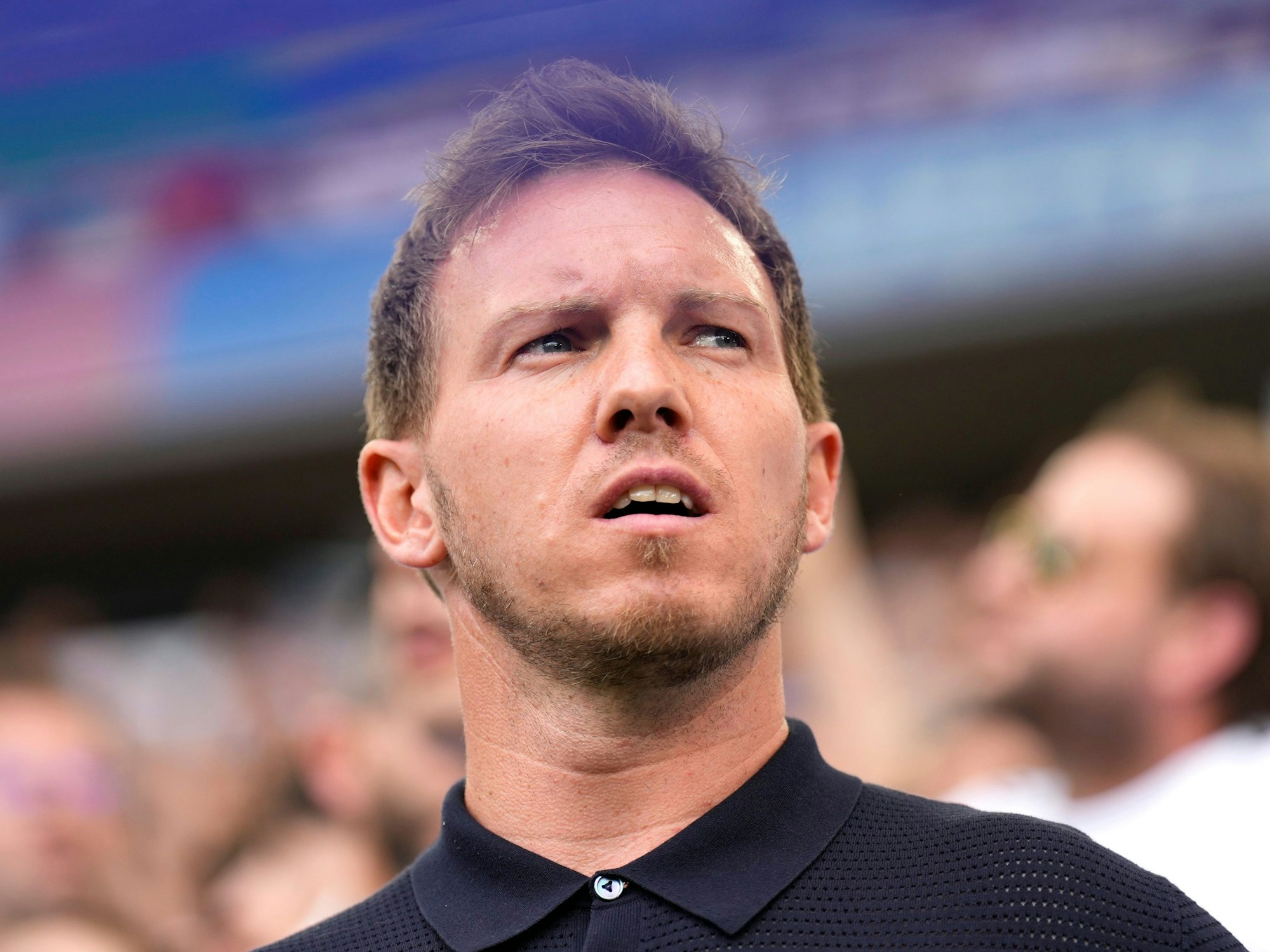 Julian Nagelsmann steht an der Seitenlinie.