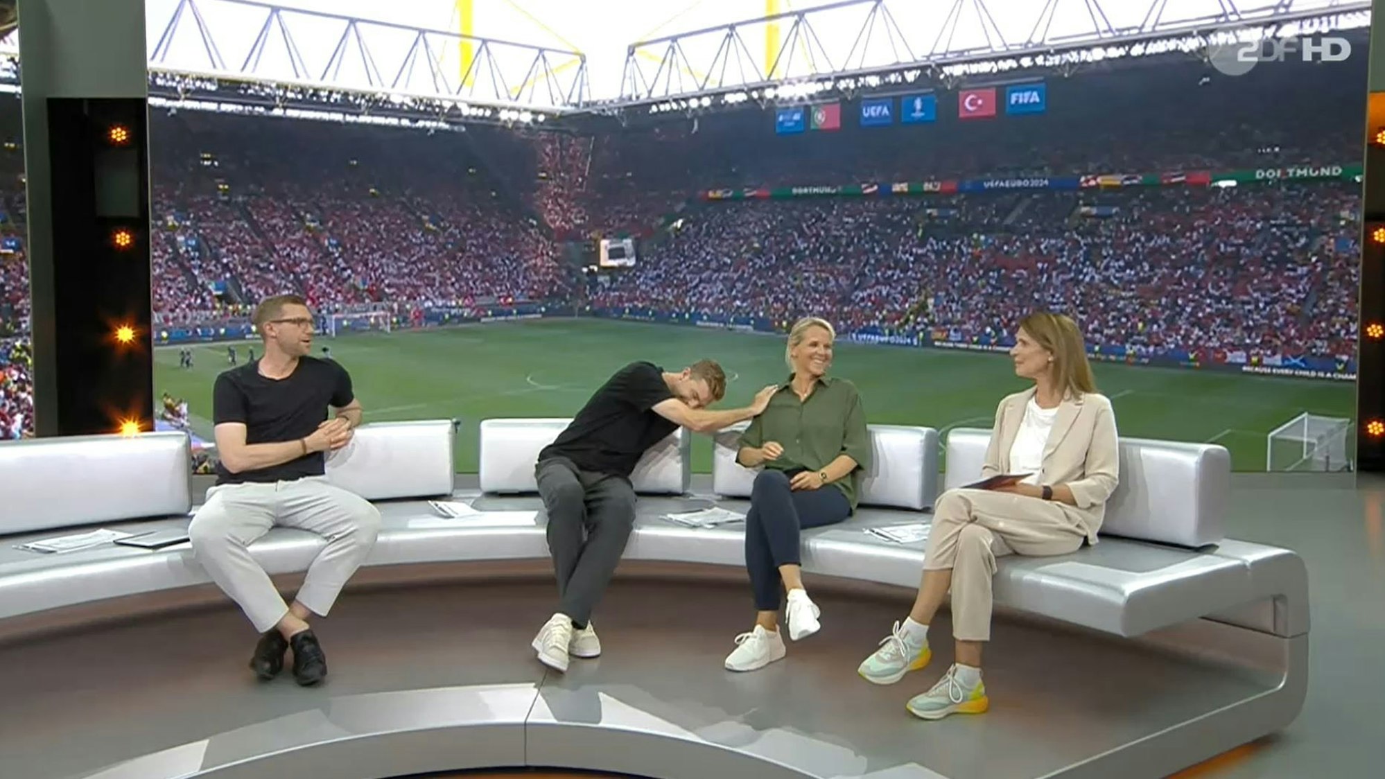 ZDF-Experte Christoph Kramer entschuldigt sich bei seiner Kollegin Fritzy Kromp.