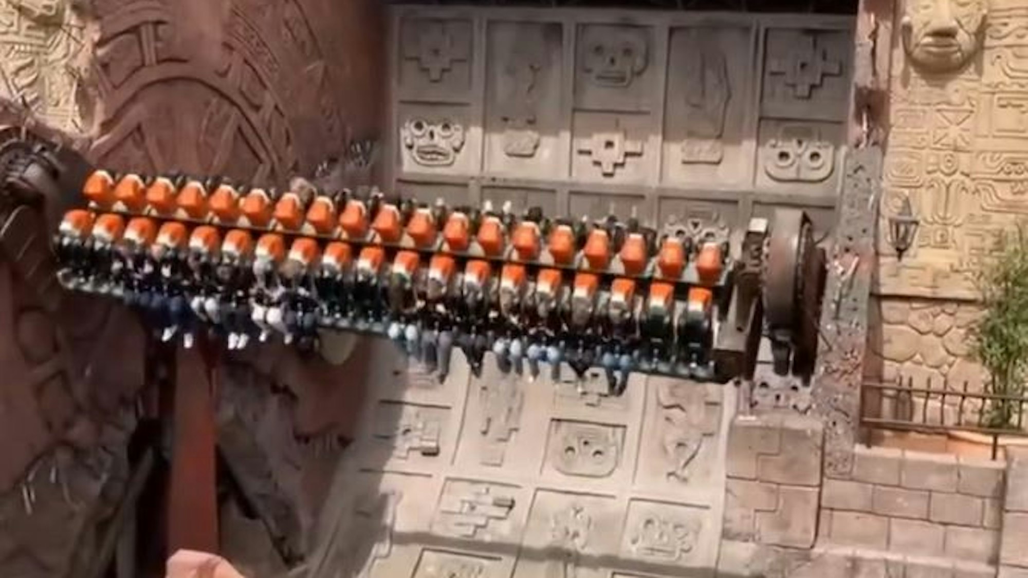 Screenshot aus einem Video, das die Fahrt der Phantasialand-Attraktion Talocan zeigt.
