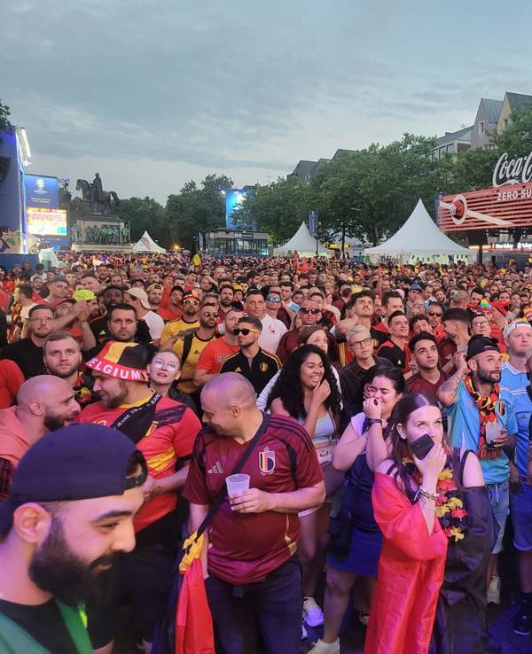 Die Fans aus Belgien stehen beim großen Public Viewing am Kölner Heumarkt.