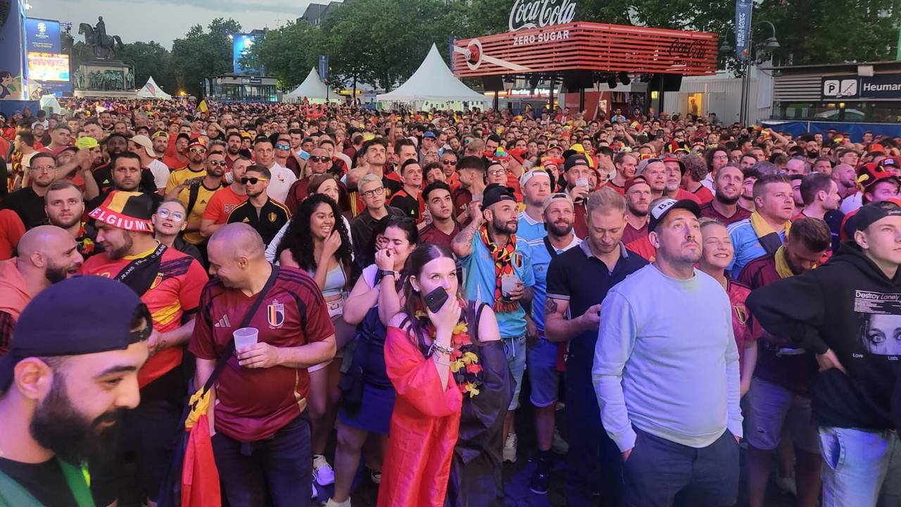 Die Fans aus Belgien stehen beim großen Public Viewing am Kölner Heumarkt.